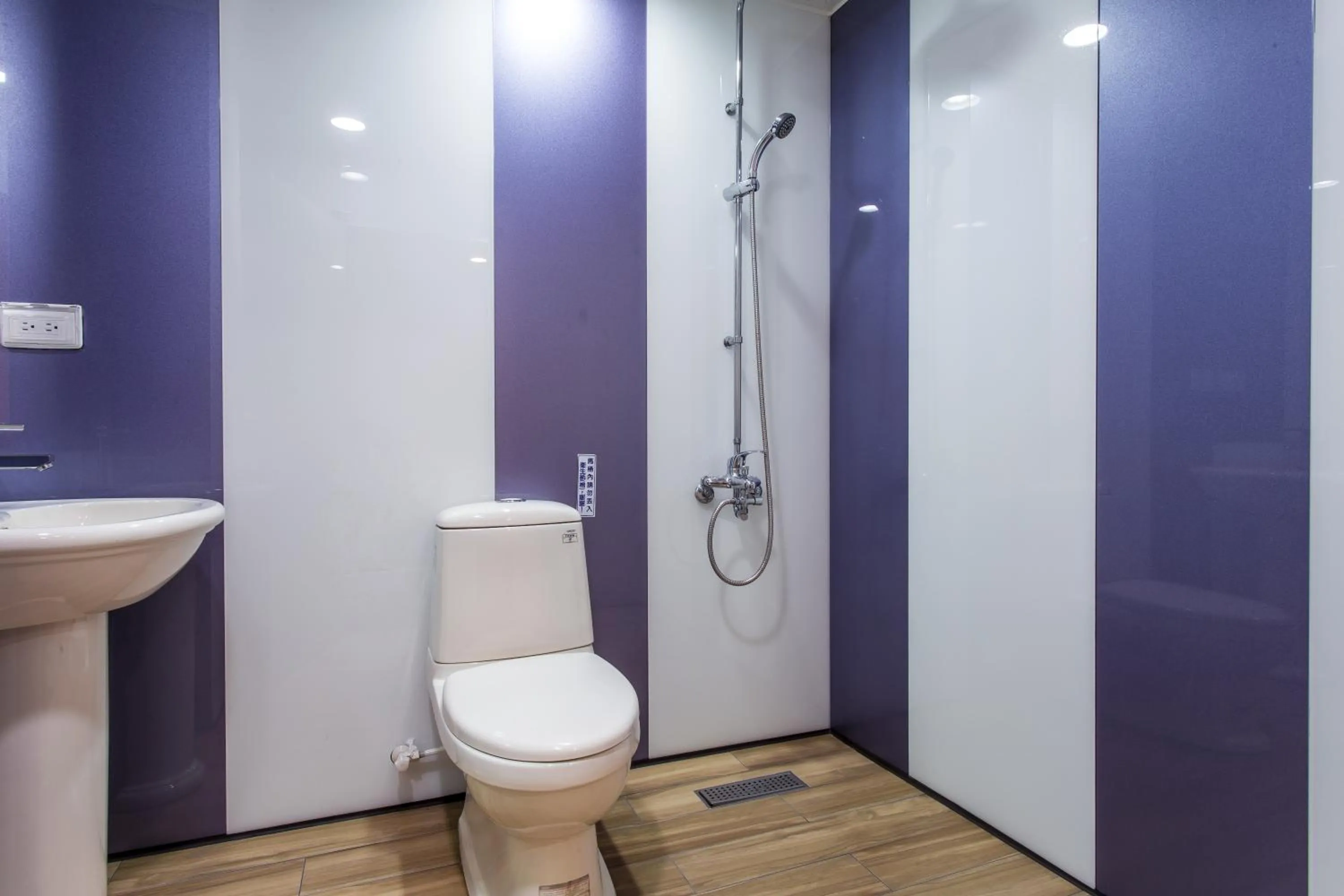 Shower in Cen Pin B&B