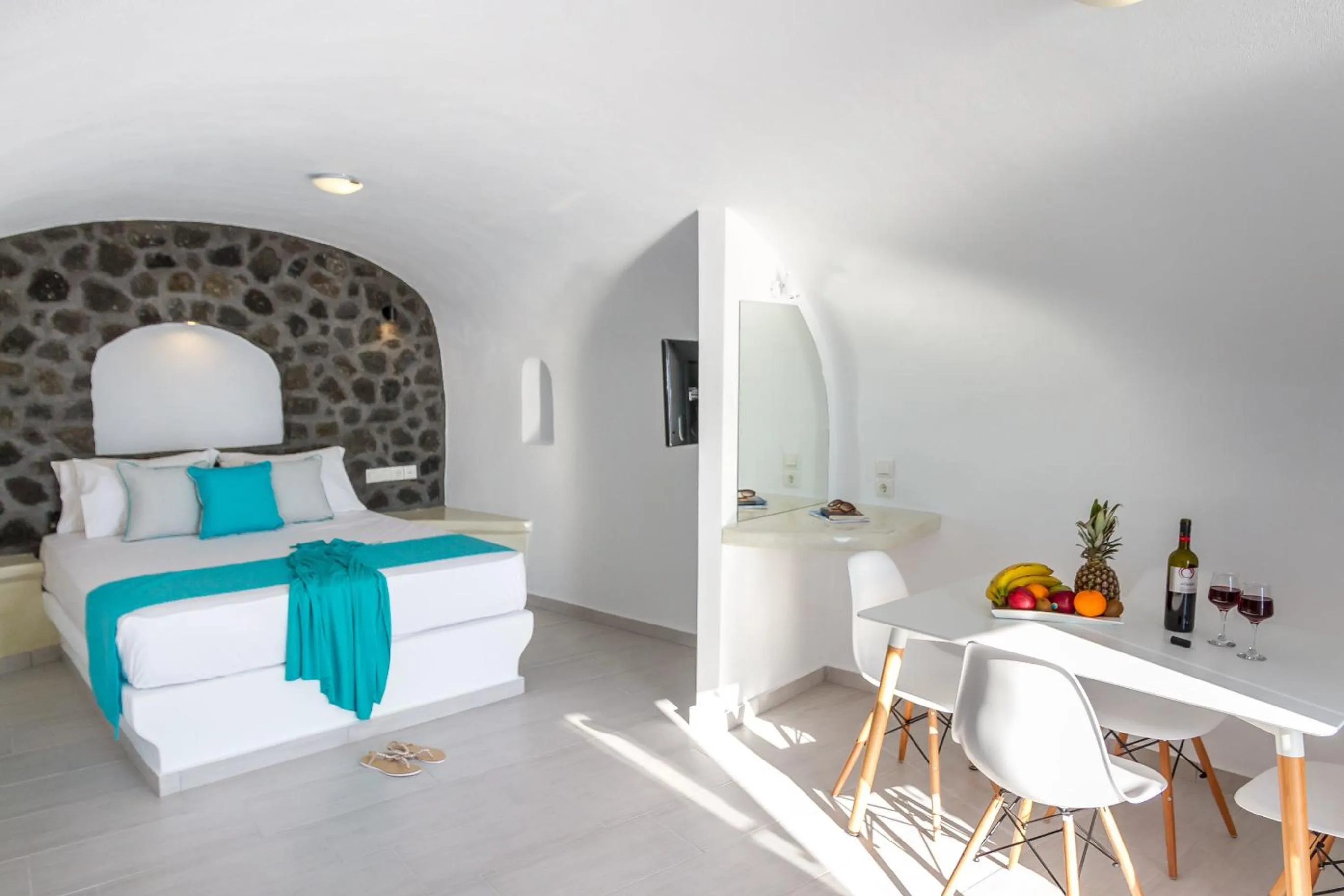 Photo of the whole room, Bed in Asma Suites