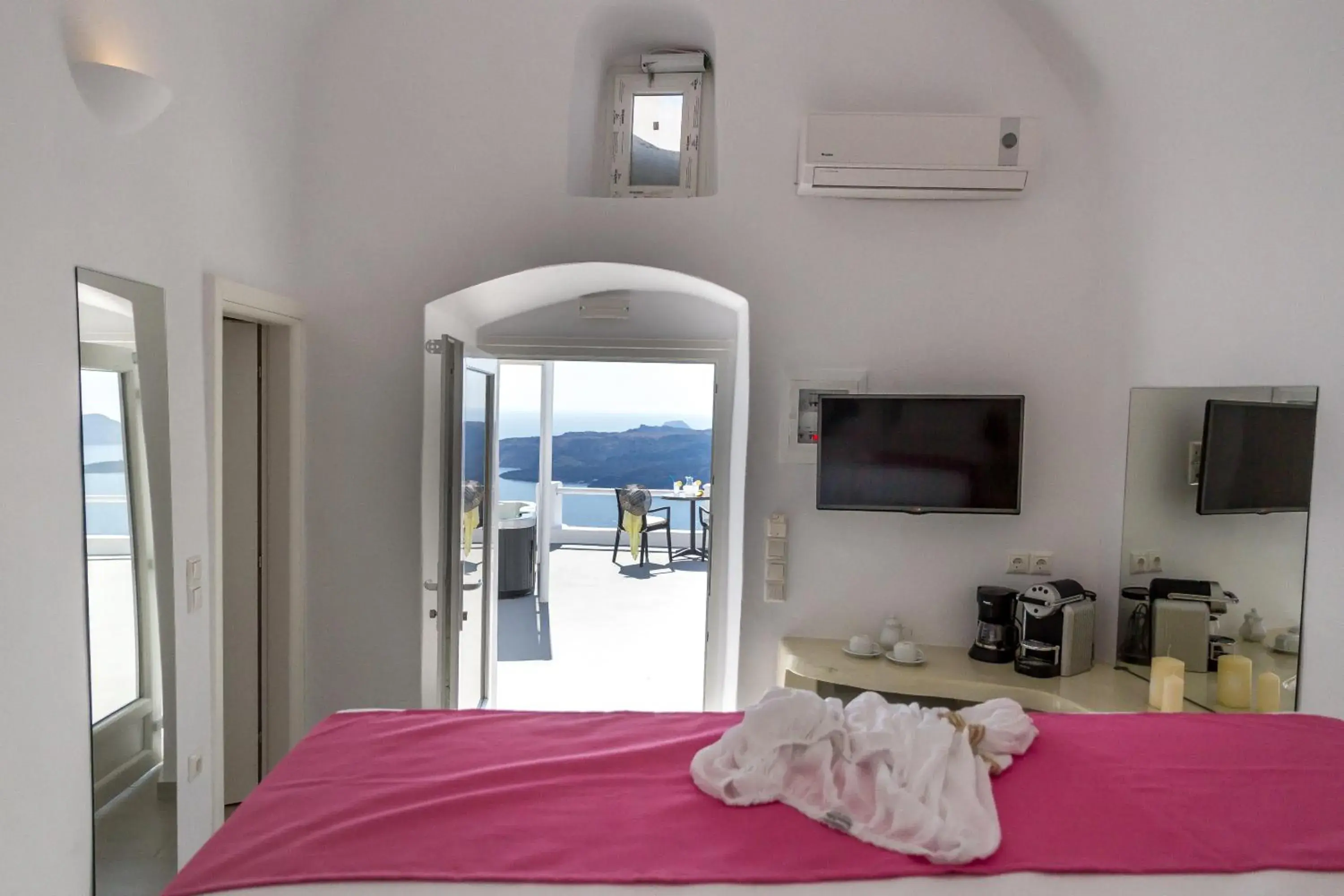 Junior Sunset Suite with Hot Tub and Caldera View in Asma Suites Junior Sunset Suite with Hot Tub and Caldera View in Asma Suites