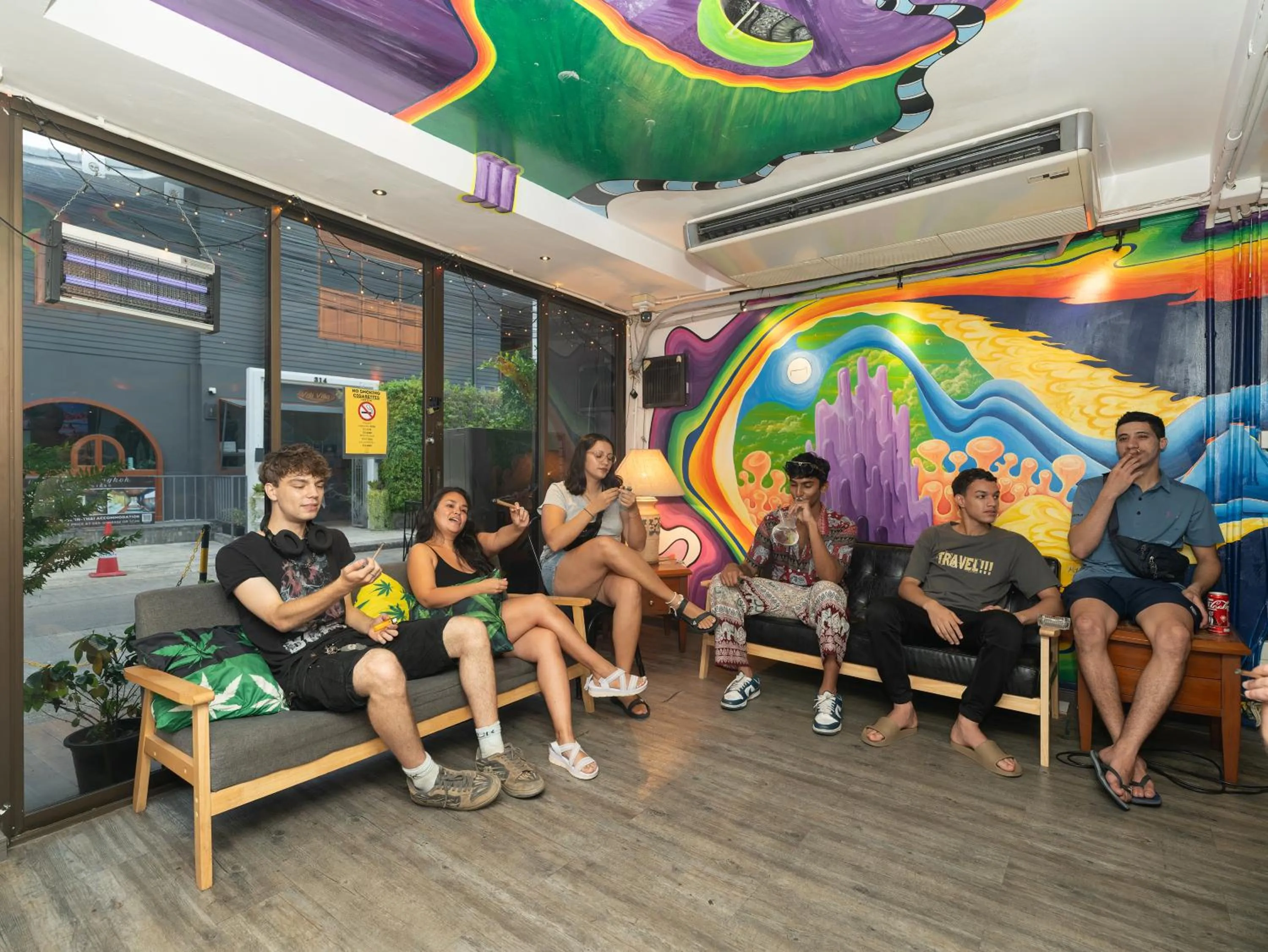 Communal lounge/ TV room in OH Hostels - Bangkok