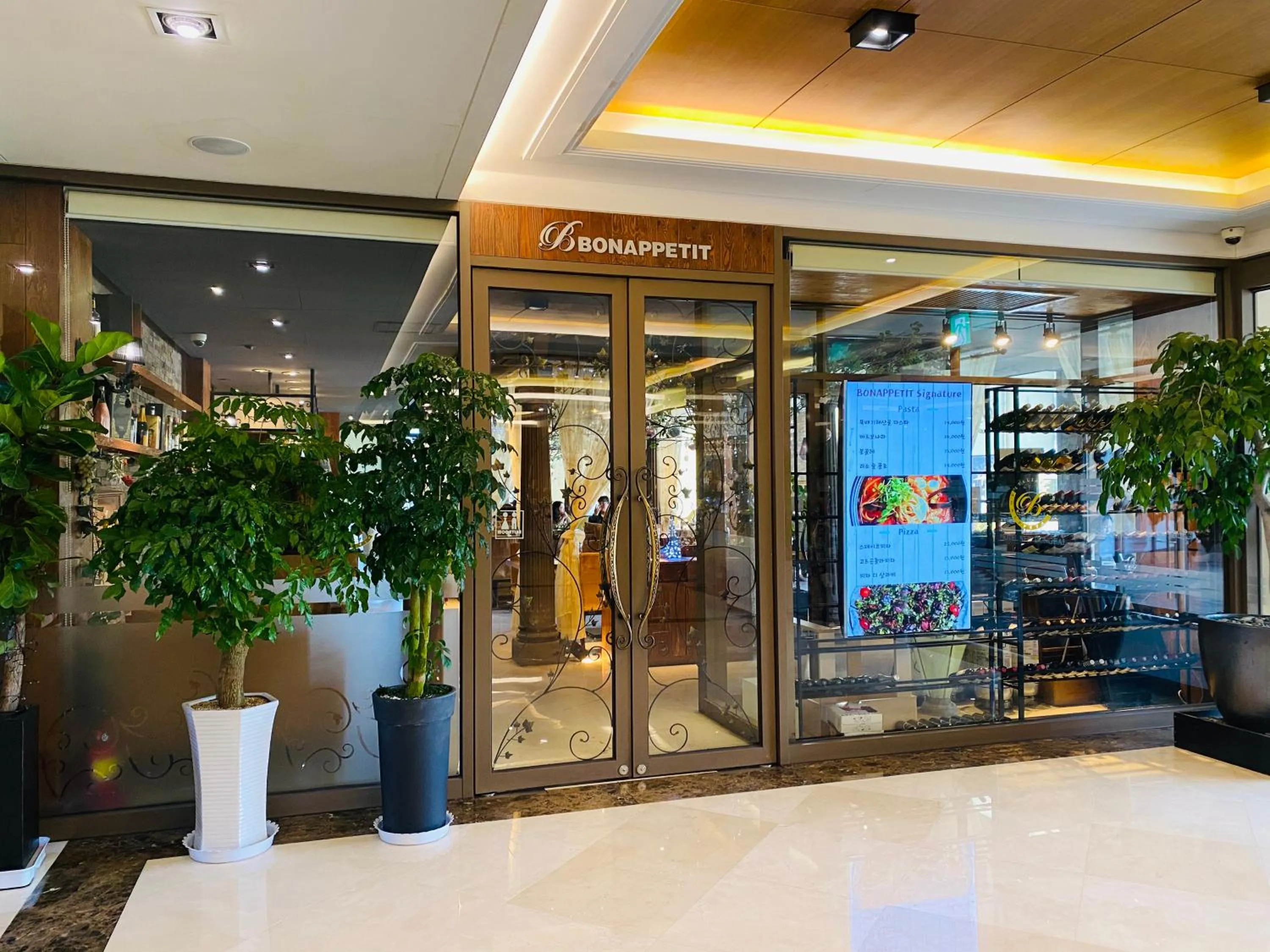 Restaurant/places to eat in New Donghae Tourist Hotel