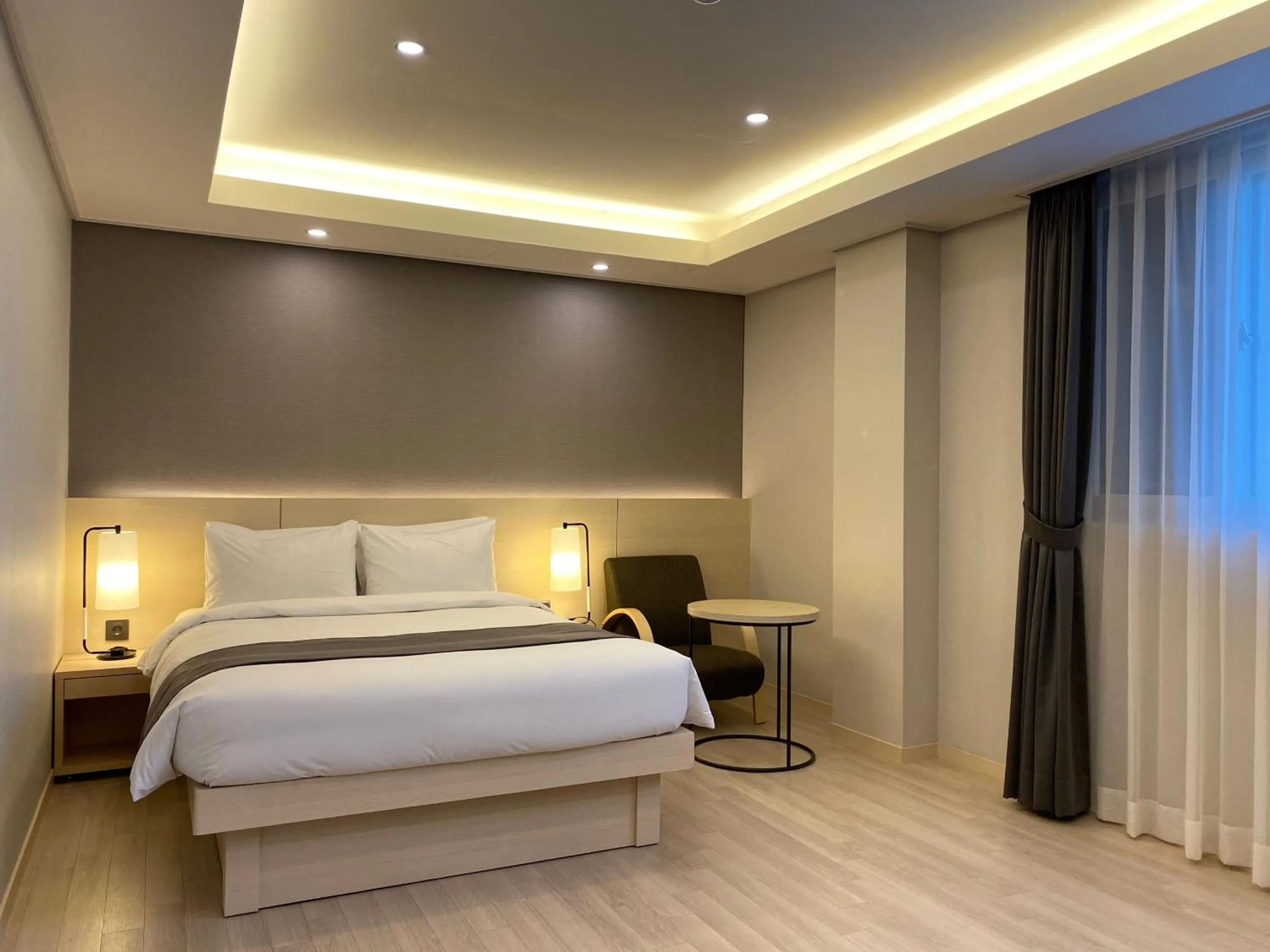 Bedroom, Bed in New Donghae Tourist Hotel