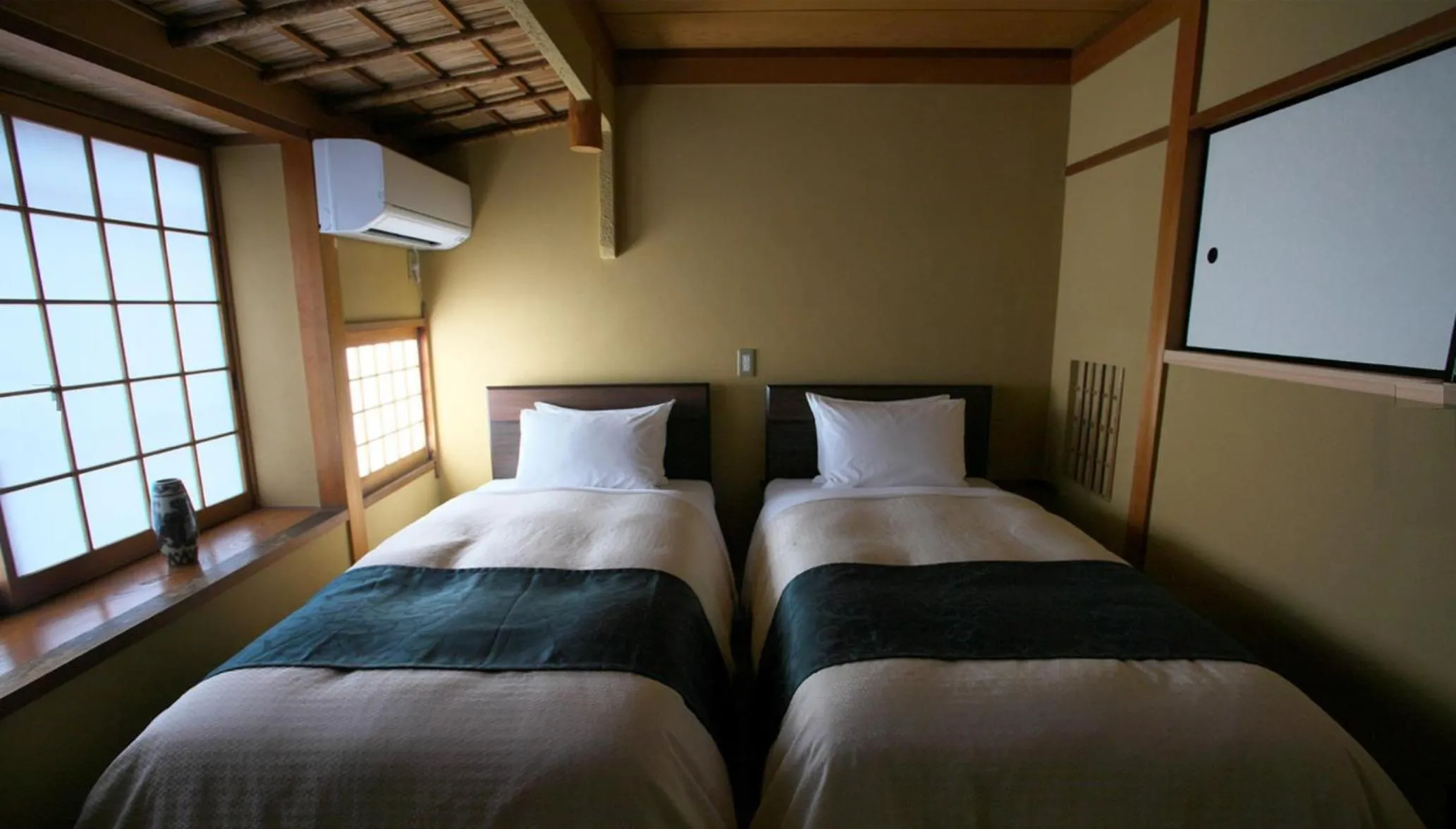 Bed in Kyoto Kiyomizu Machiya NAGOMI