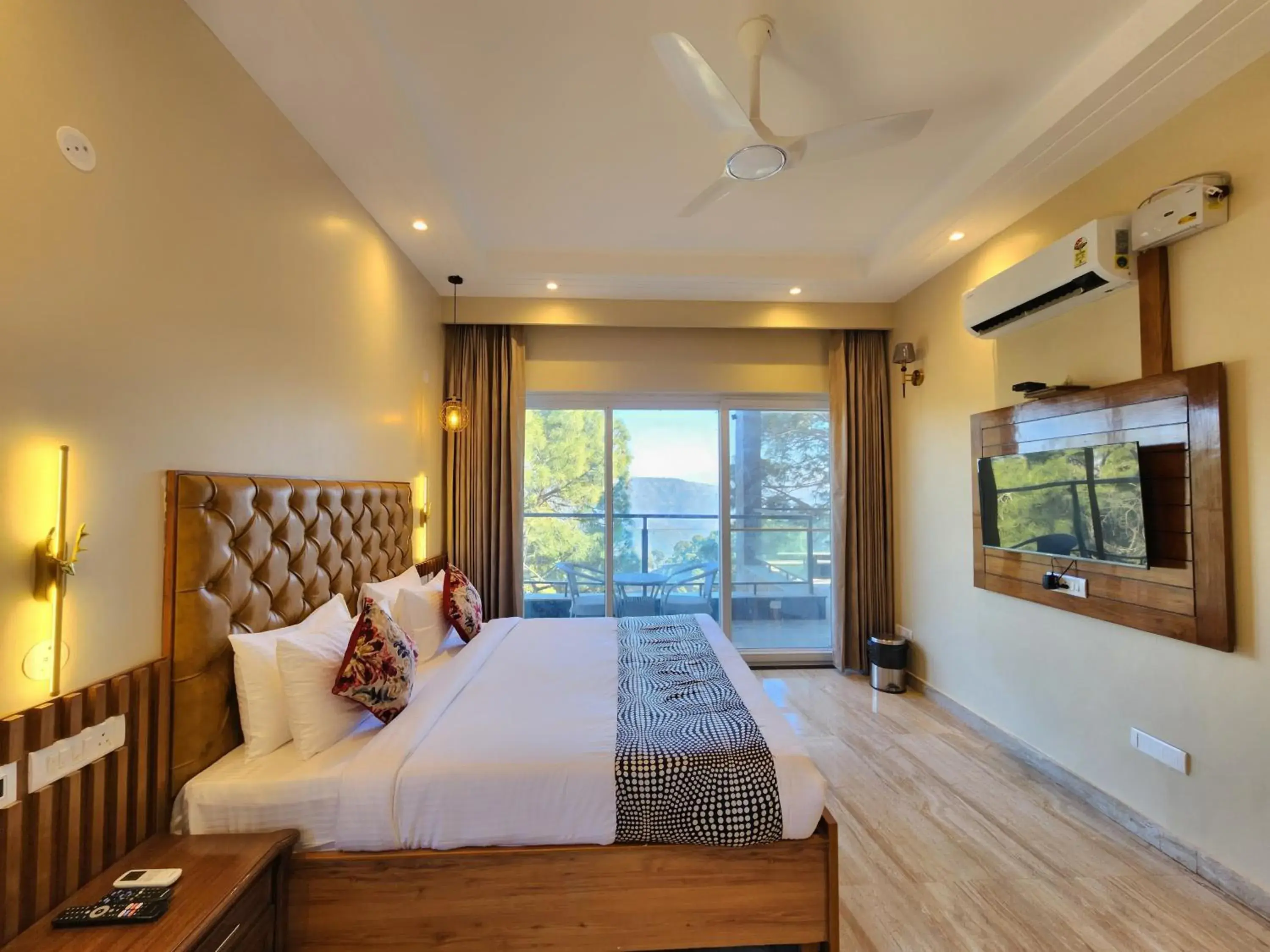 Photo of the whole room, Bed in The Hamilton Kasauli Photo of the whole room, Bed in The Hamilton Kasauli