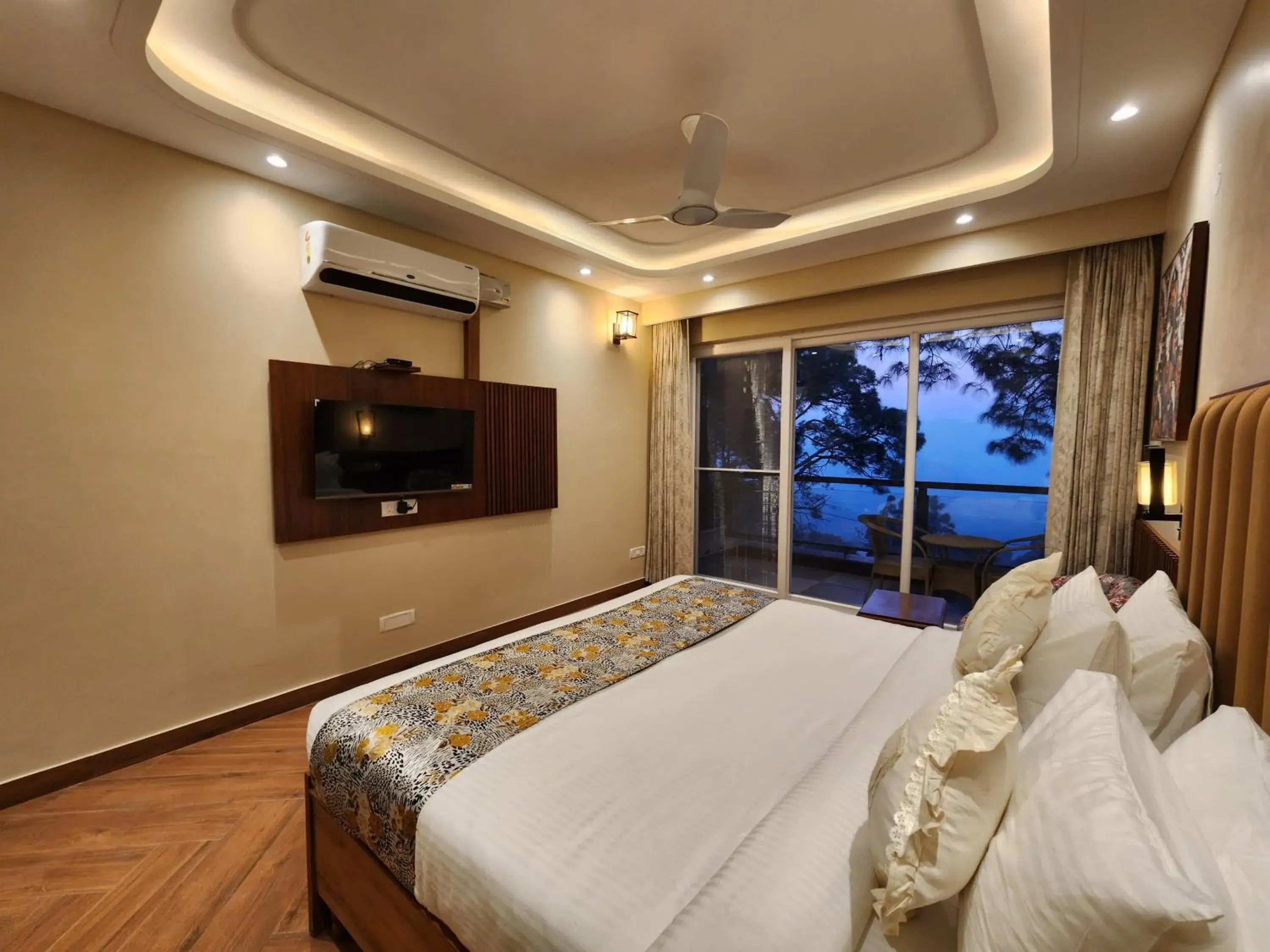 Photo of the whole room, Bed in The Hamilton Kasauli Photo of the whole room, Bed in The Hamilton Kasauli