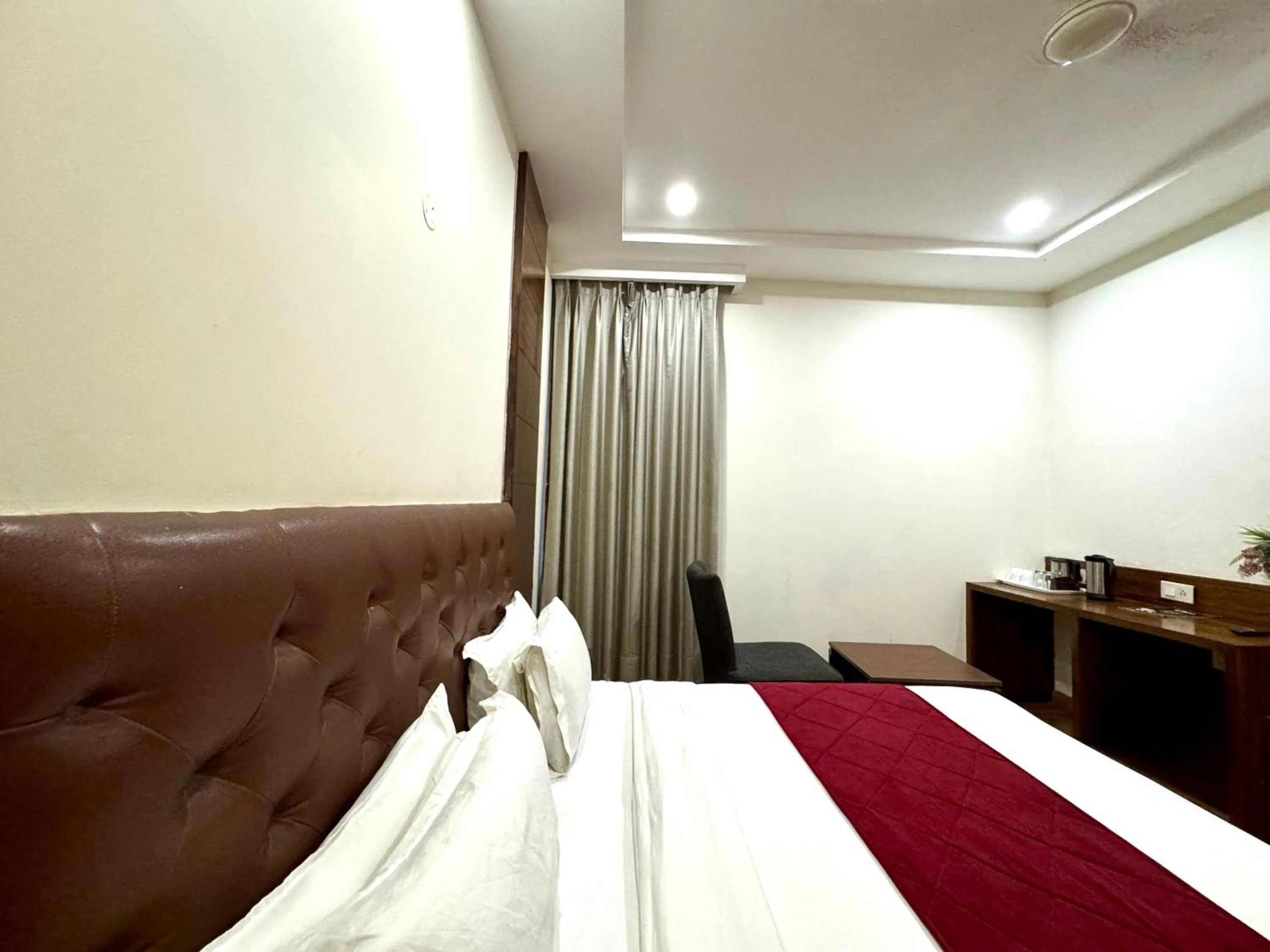 Bedroom, Bed in Hotel Bahl Regency