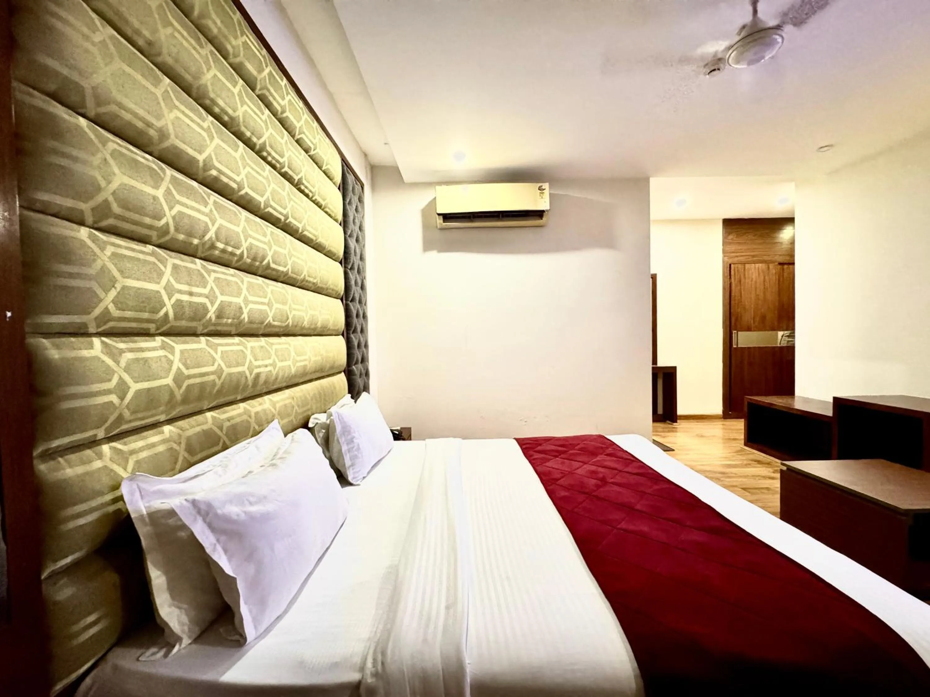 Bedroom, Bed in Hotel Bahl Regency
