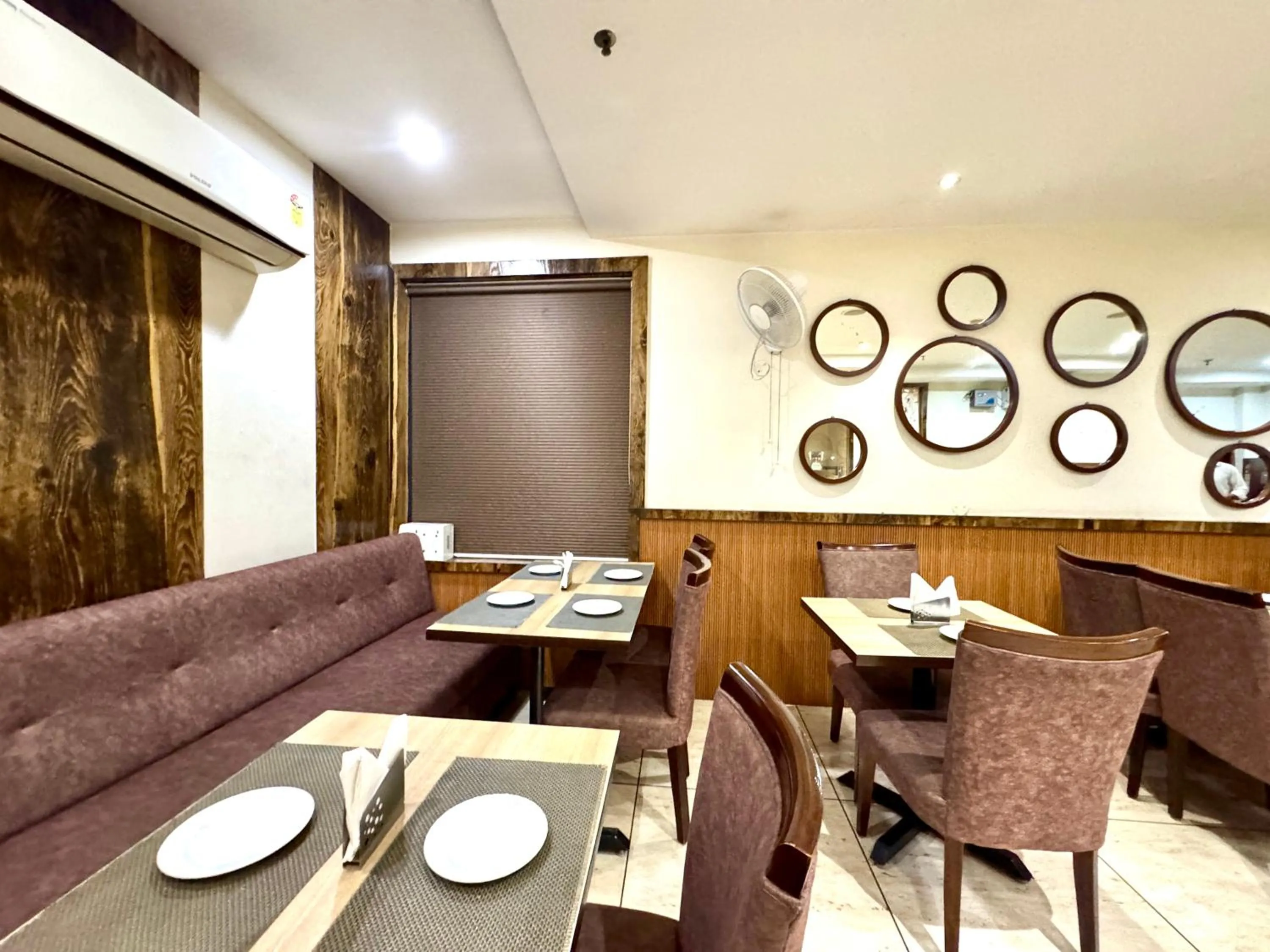 Restaurant/places to eat in Hotel Bahl Regency