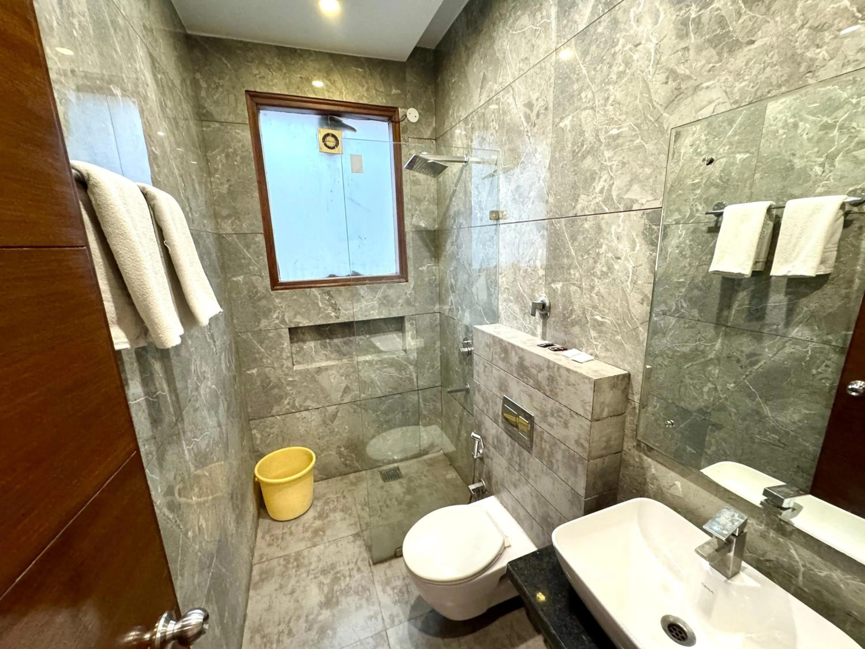 Toilet in Hotel Bahl Regency