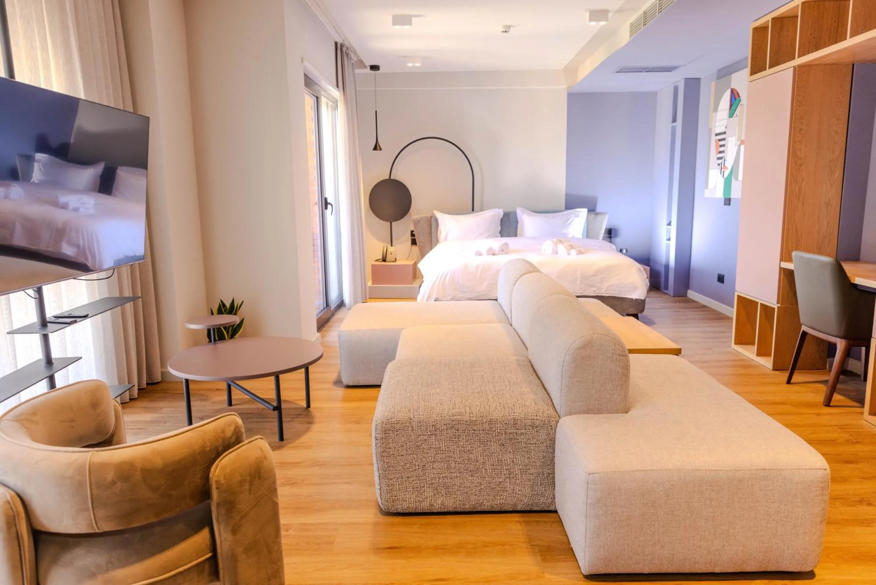 Living room, Bed in Si Hotel Tirana