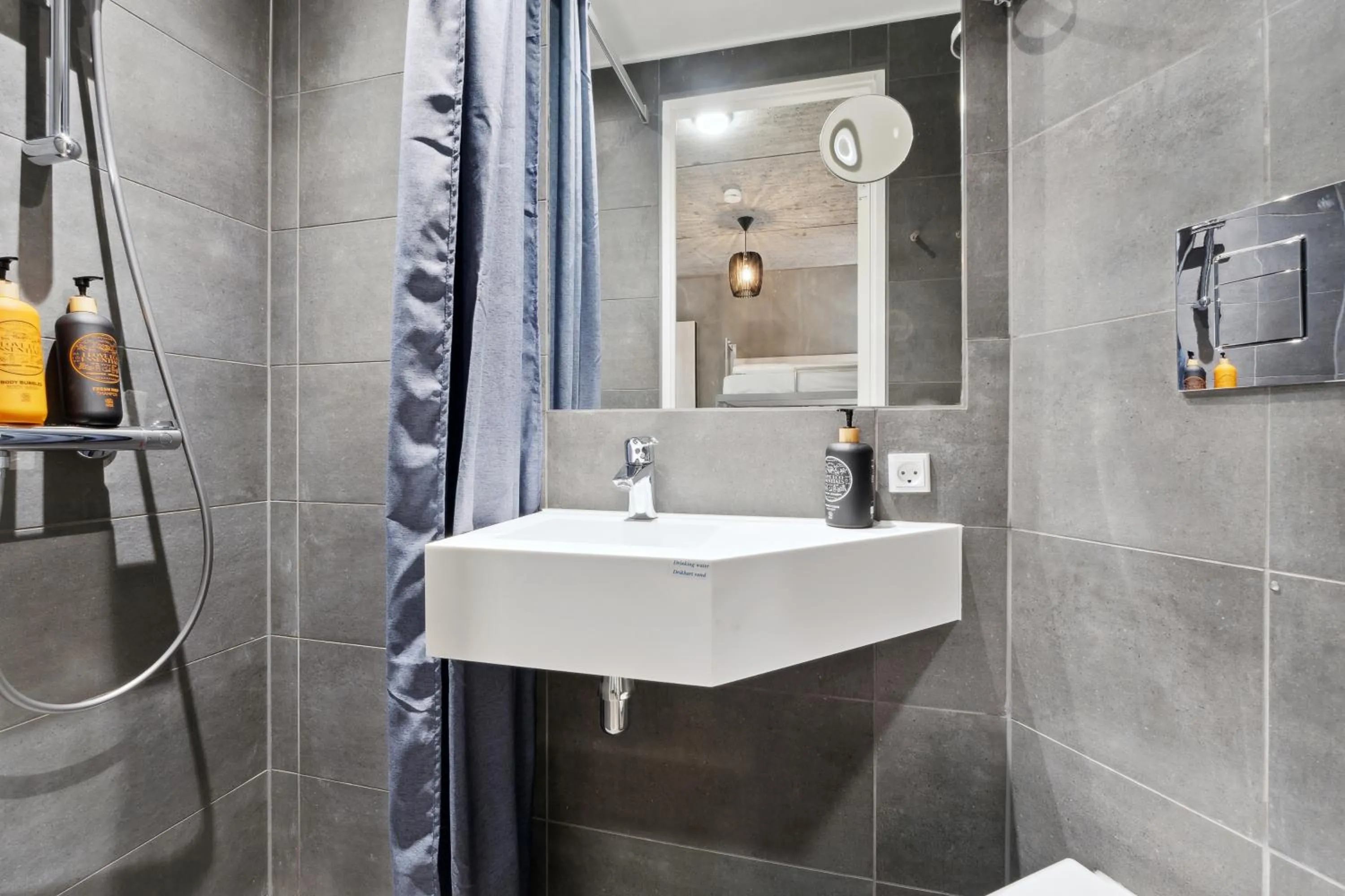 Bathroom in Hotel Fyrtøjet - We give less You save more