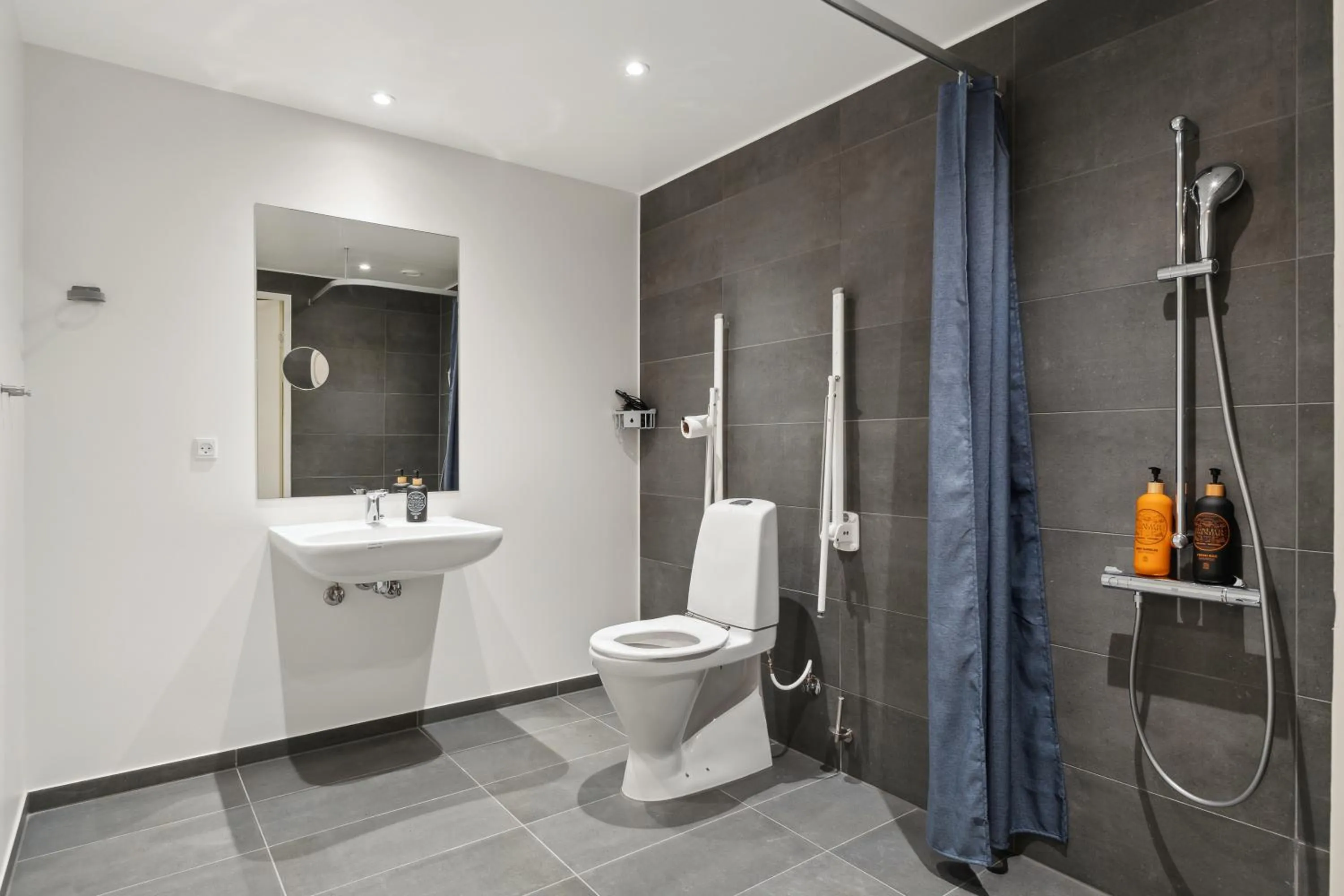 Bathroom in Hotel Fyrtøjet - We give less You save more
