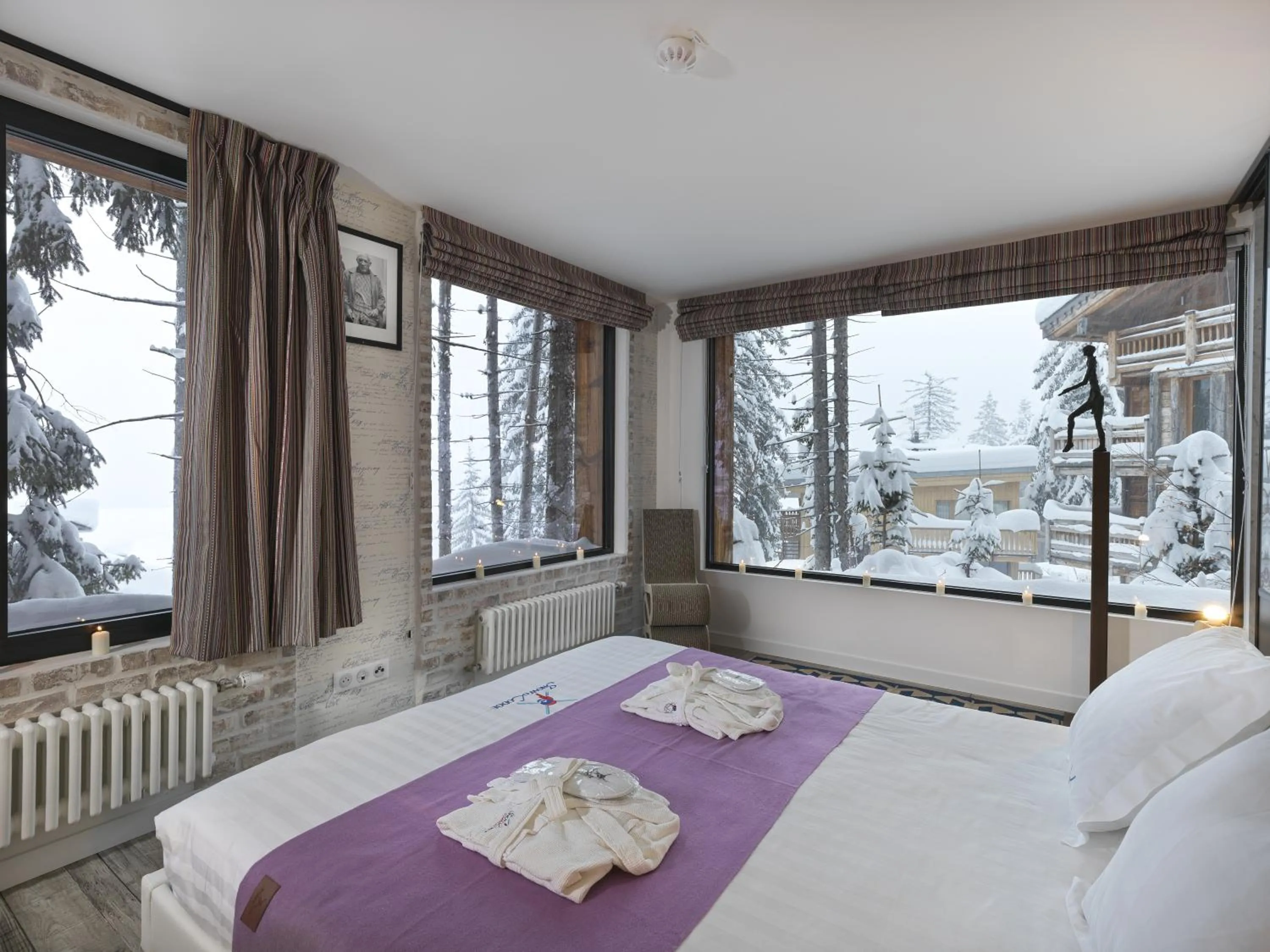 Photo of the whole room, Bed in Snow Lodge Hotel Courchevel 1850