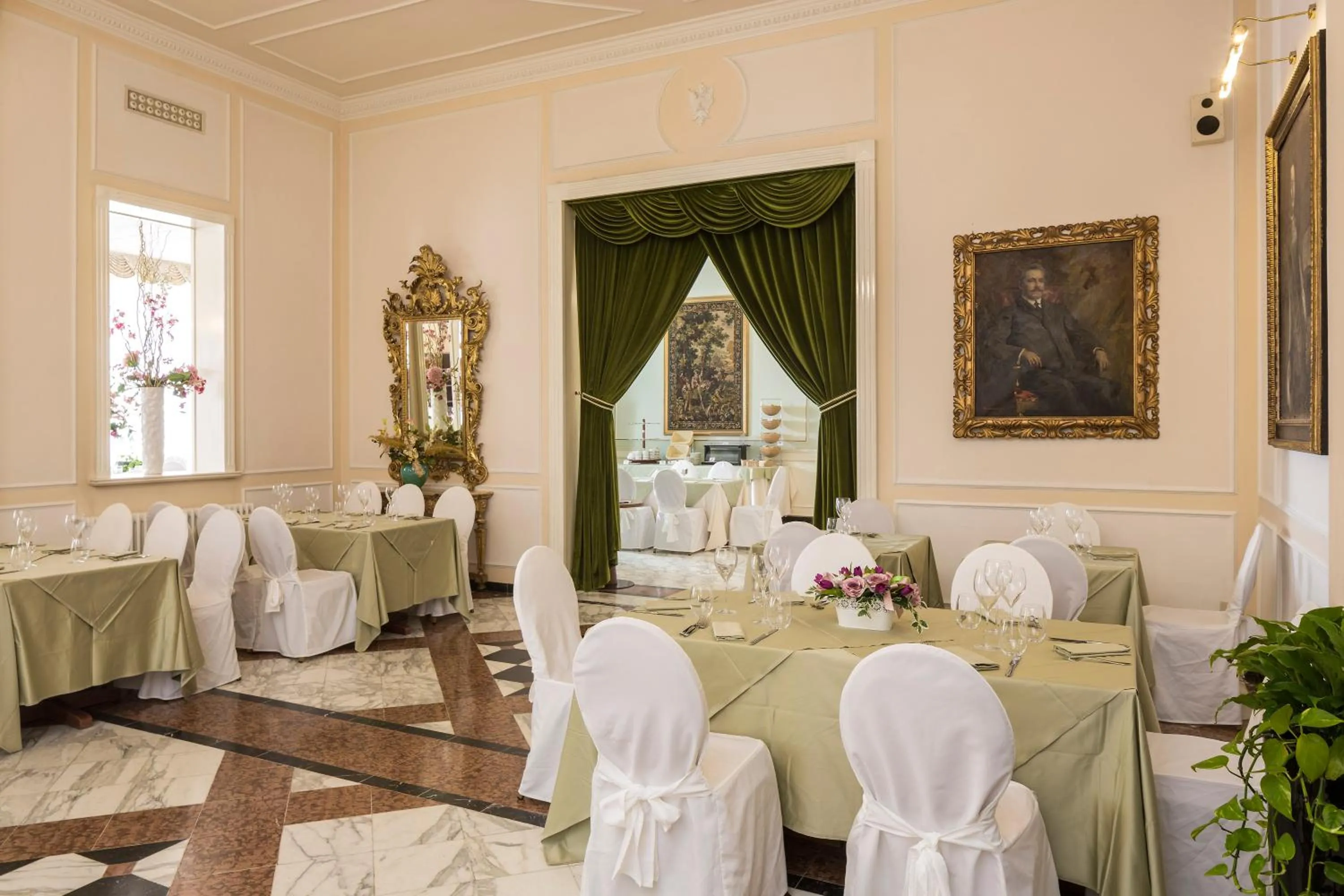 Restaurant/places to eat in Grand Hotel Terme