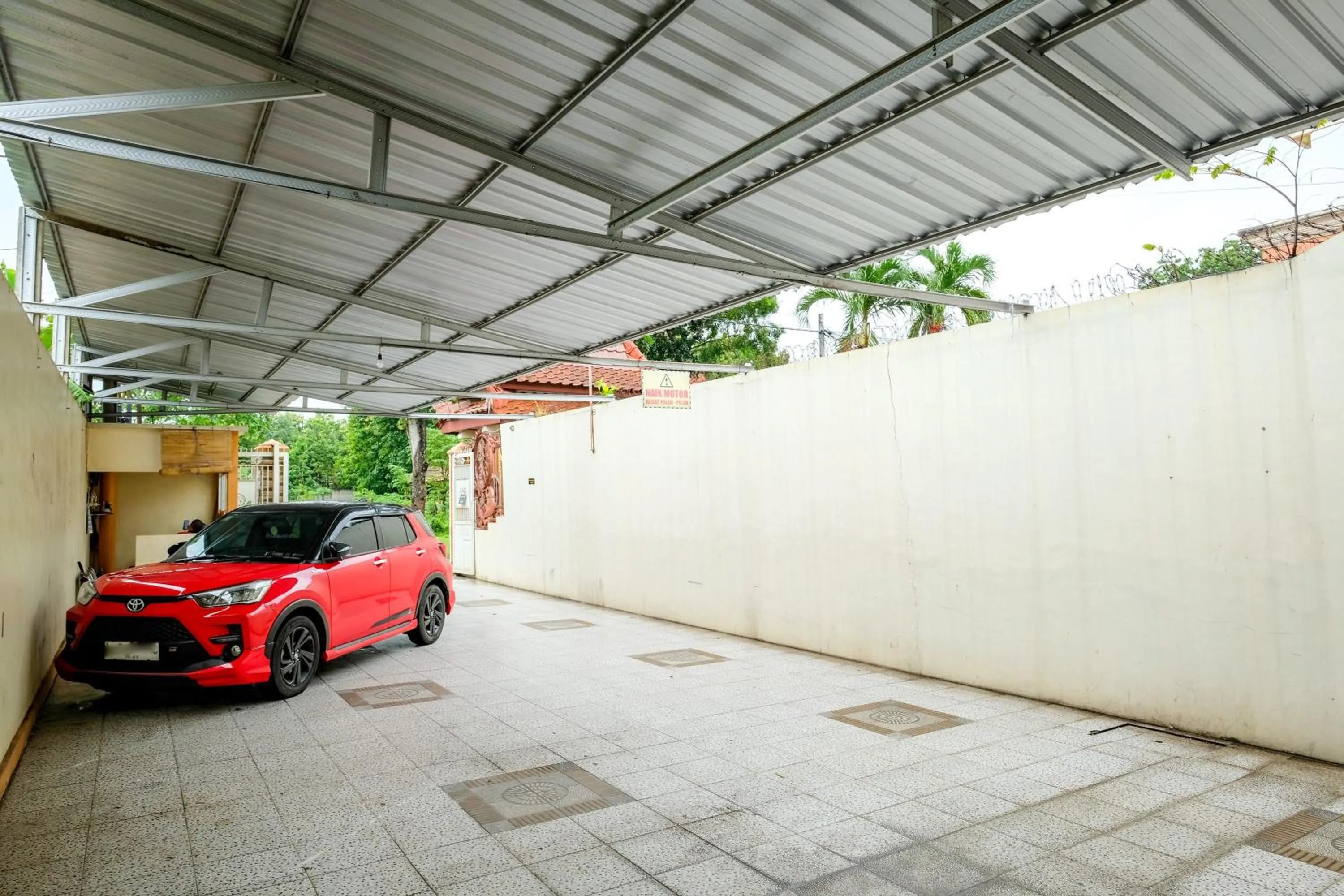 Parking in RedDoorz at Dewanti Syariah near Stasiun Tulungagung