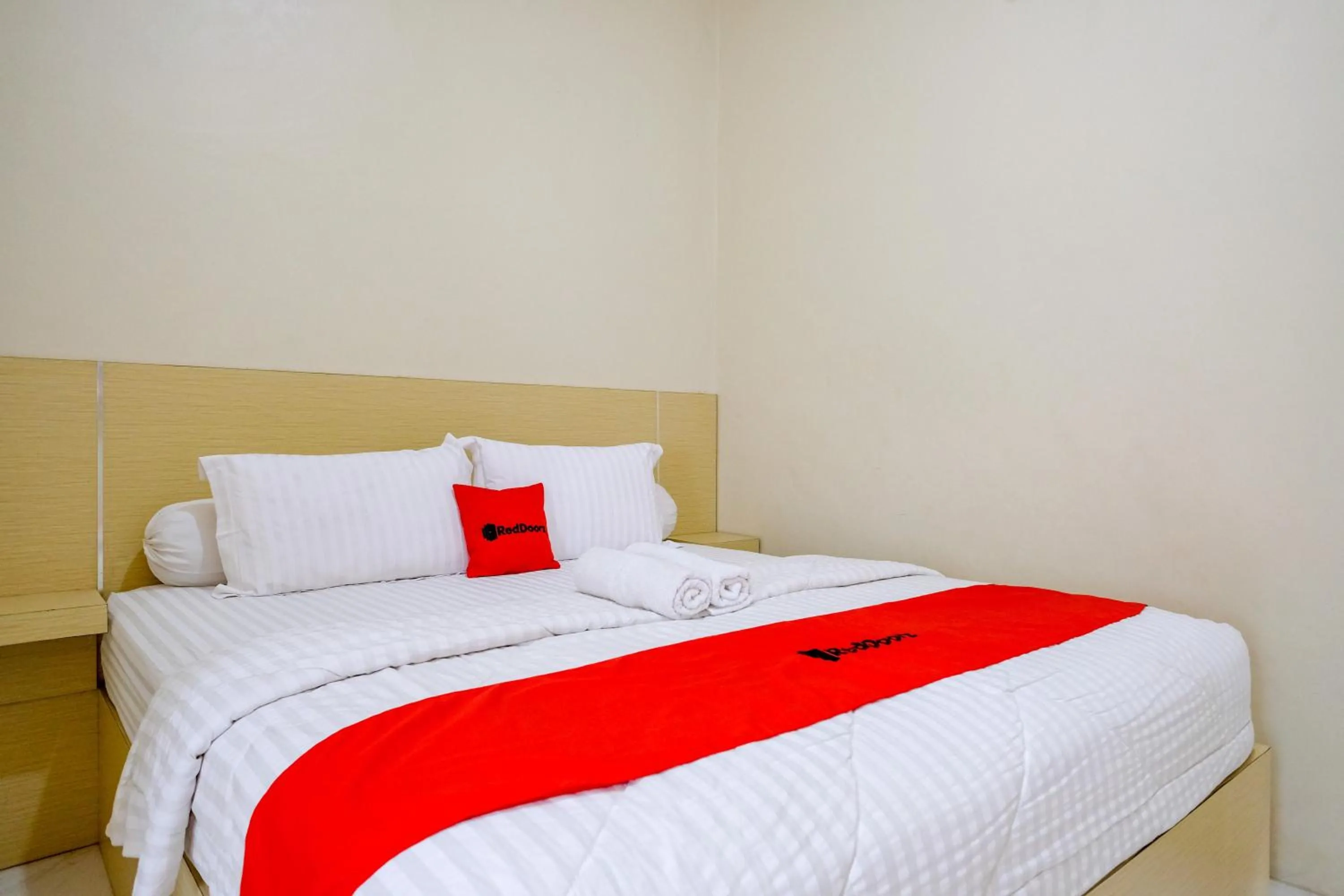 Bedroom, Bed in RedDoorz at Dewanti Syariah near Stasiun Tulungagung