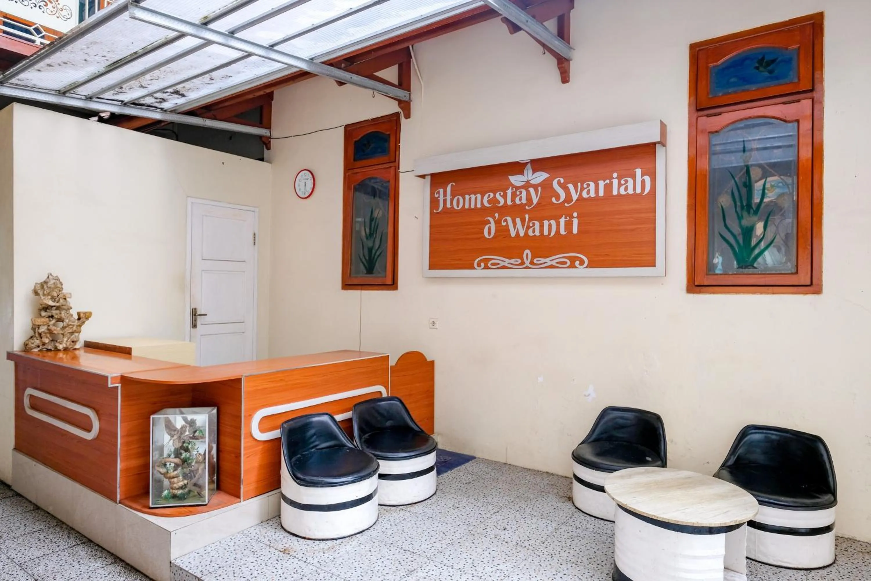 Lobby or reception in RedDoorz at Dewanti Syariah near Stasiun Tulungagung