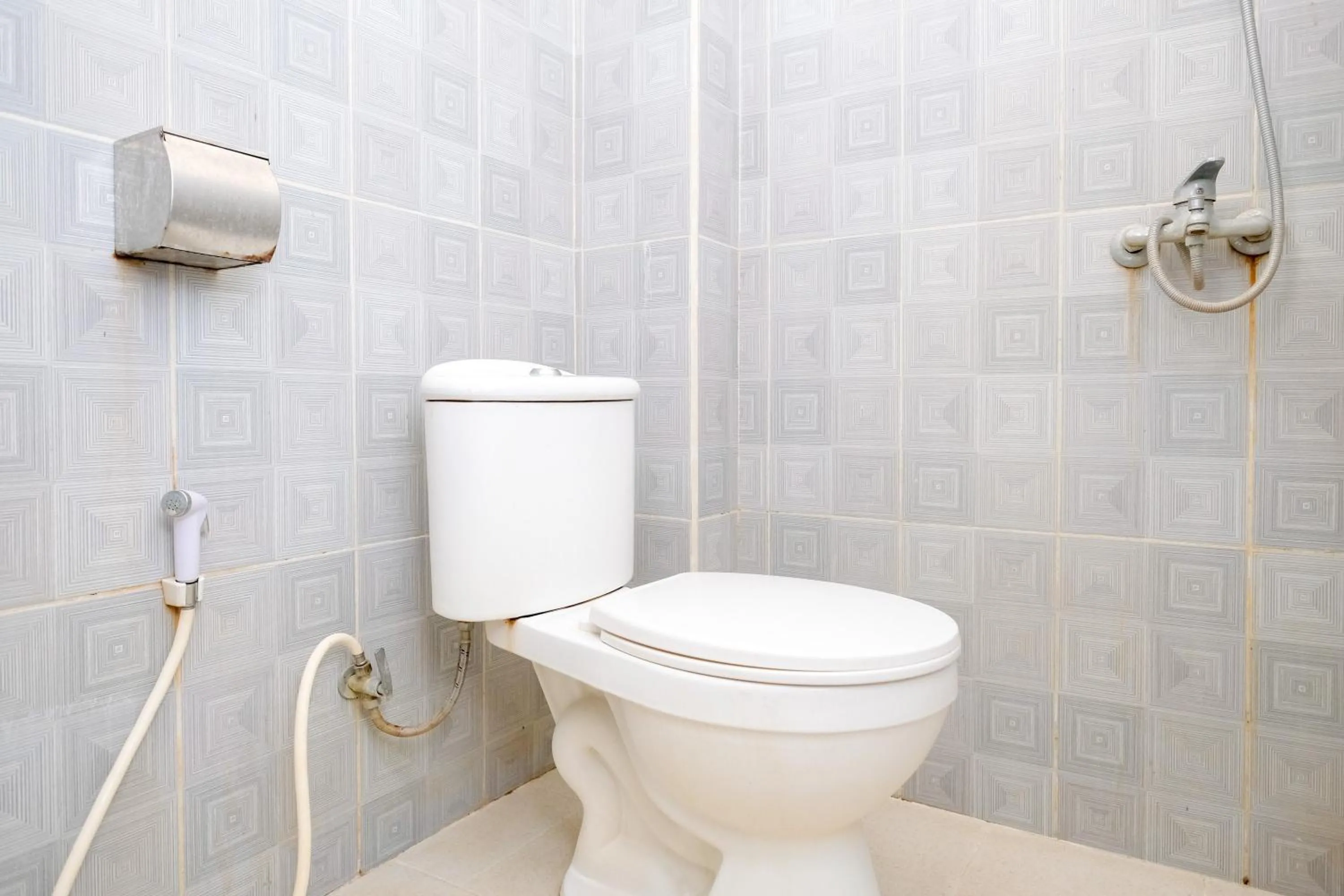 Bathroom in RedDoorz at Dewanti Syariah near Stasiun Tulungagung