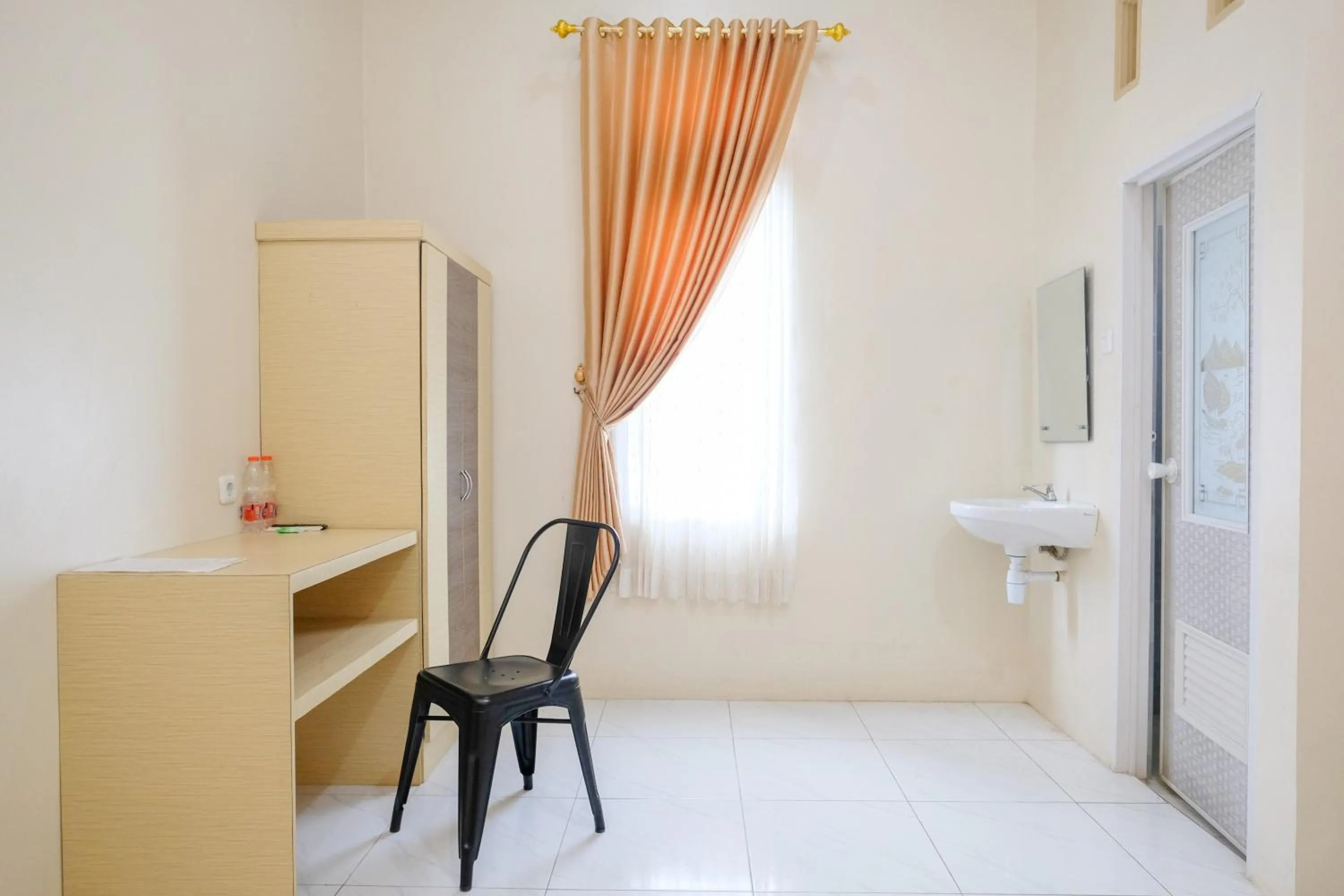 Bathroom in RedDoorz at Dewanti Syariah near Stasiun Tulungagung