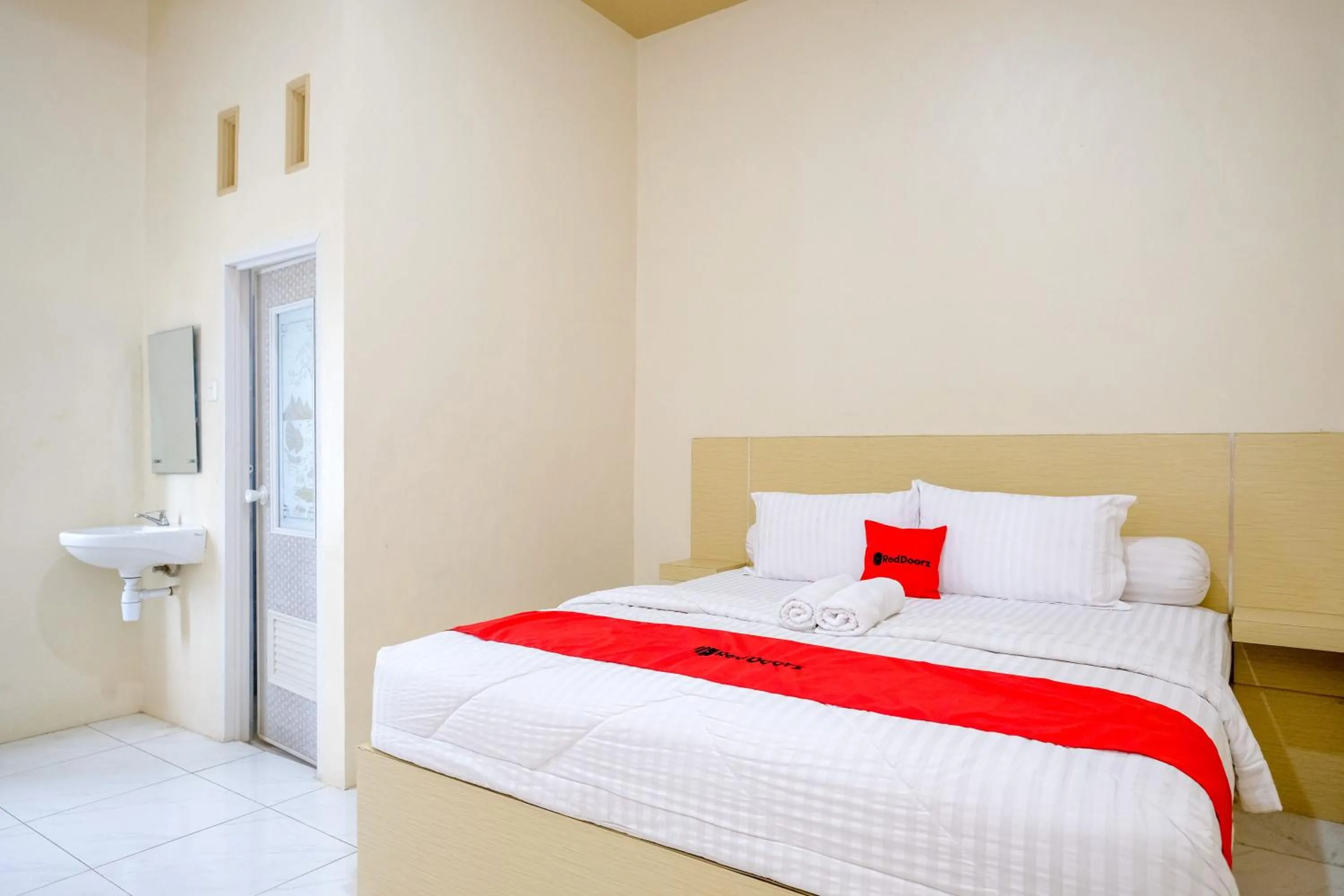 Bedroom, Bed in RedDoorz at Dewanti Syariah near Stasiun Tulungagung