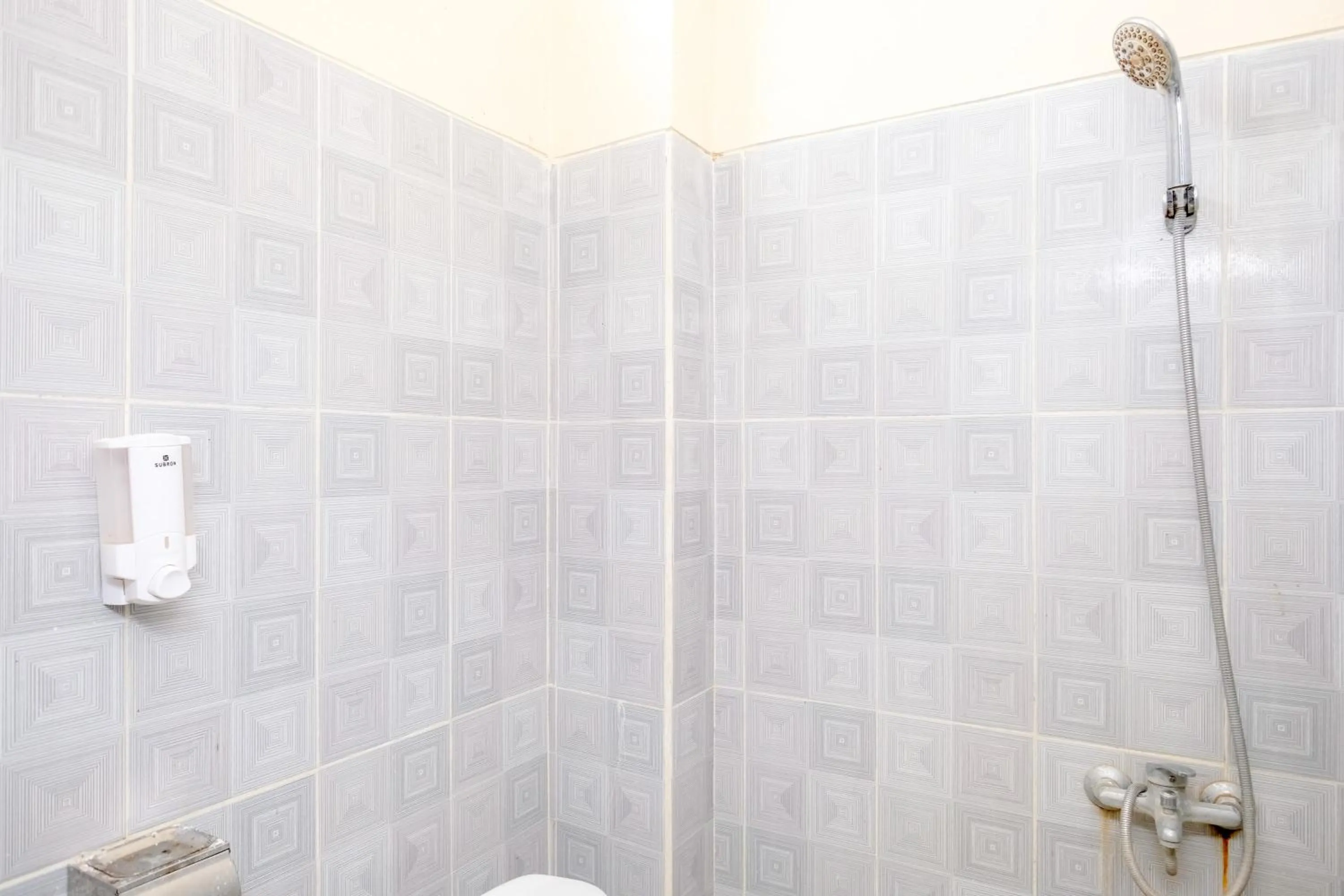 Bathroom in RedDoorz at Dewanti Syariah near Stasiun Tulungagung