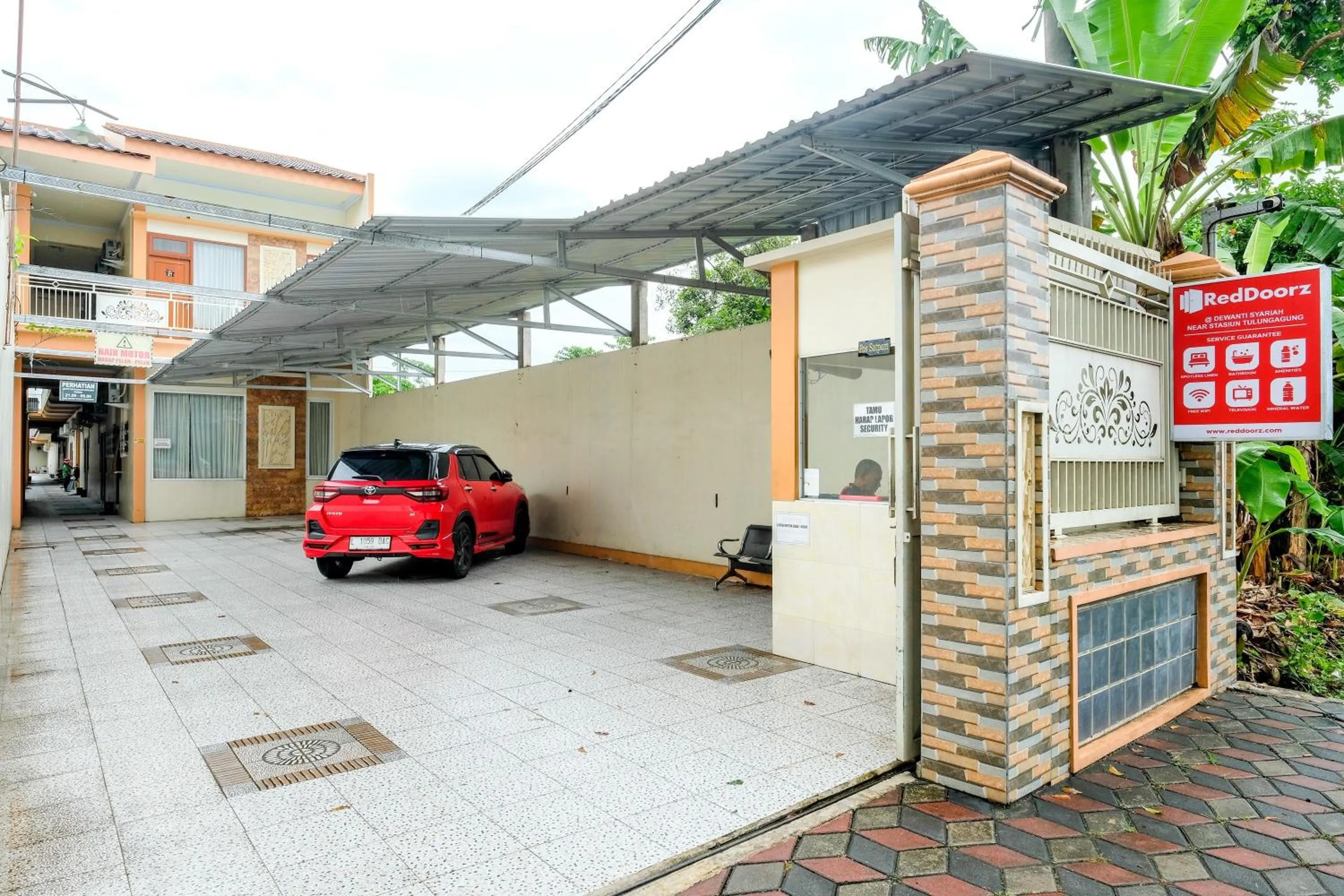 Parking in RedDoorz at Dewanti Syariah near Stasiun Tulungagung