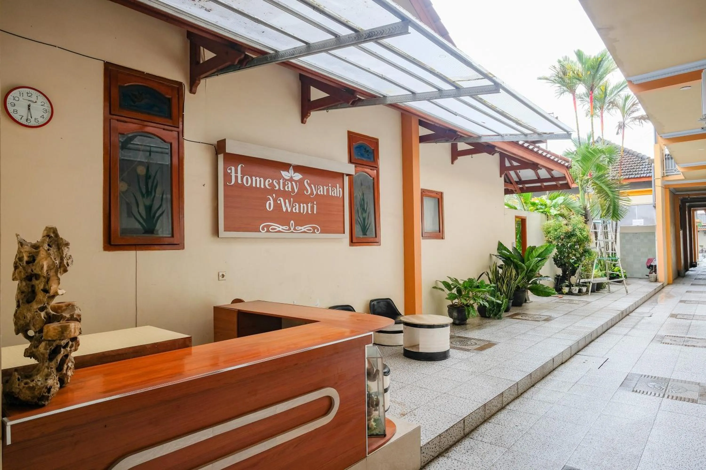 Lobby or reception in RedDoorz at Dewanti Syariah near Stasiun Tulungagung