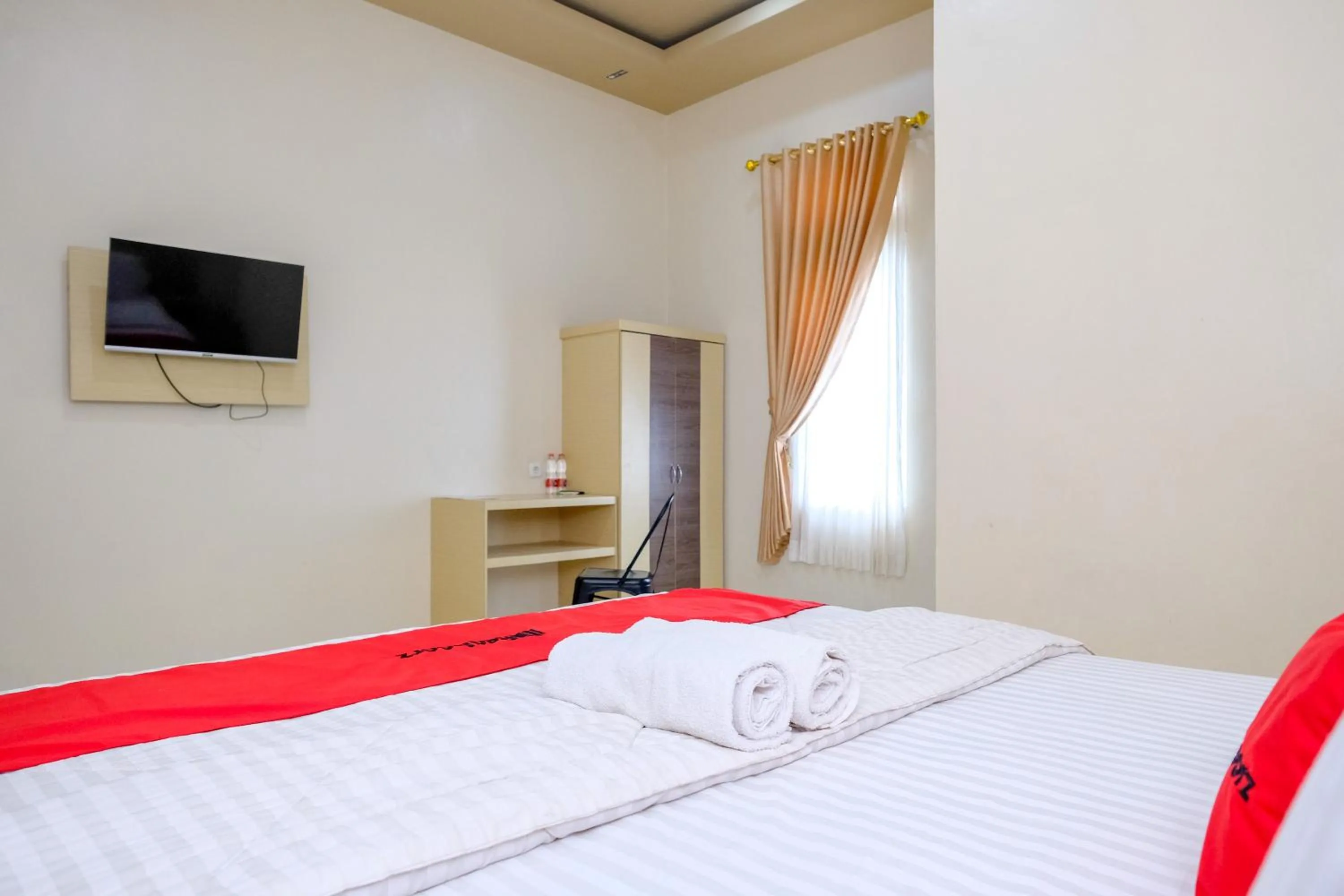 Bedroom, Bed in RedDoorz at Dewanti Syariah near Stasiun Tulungagung