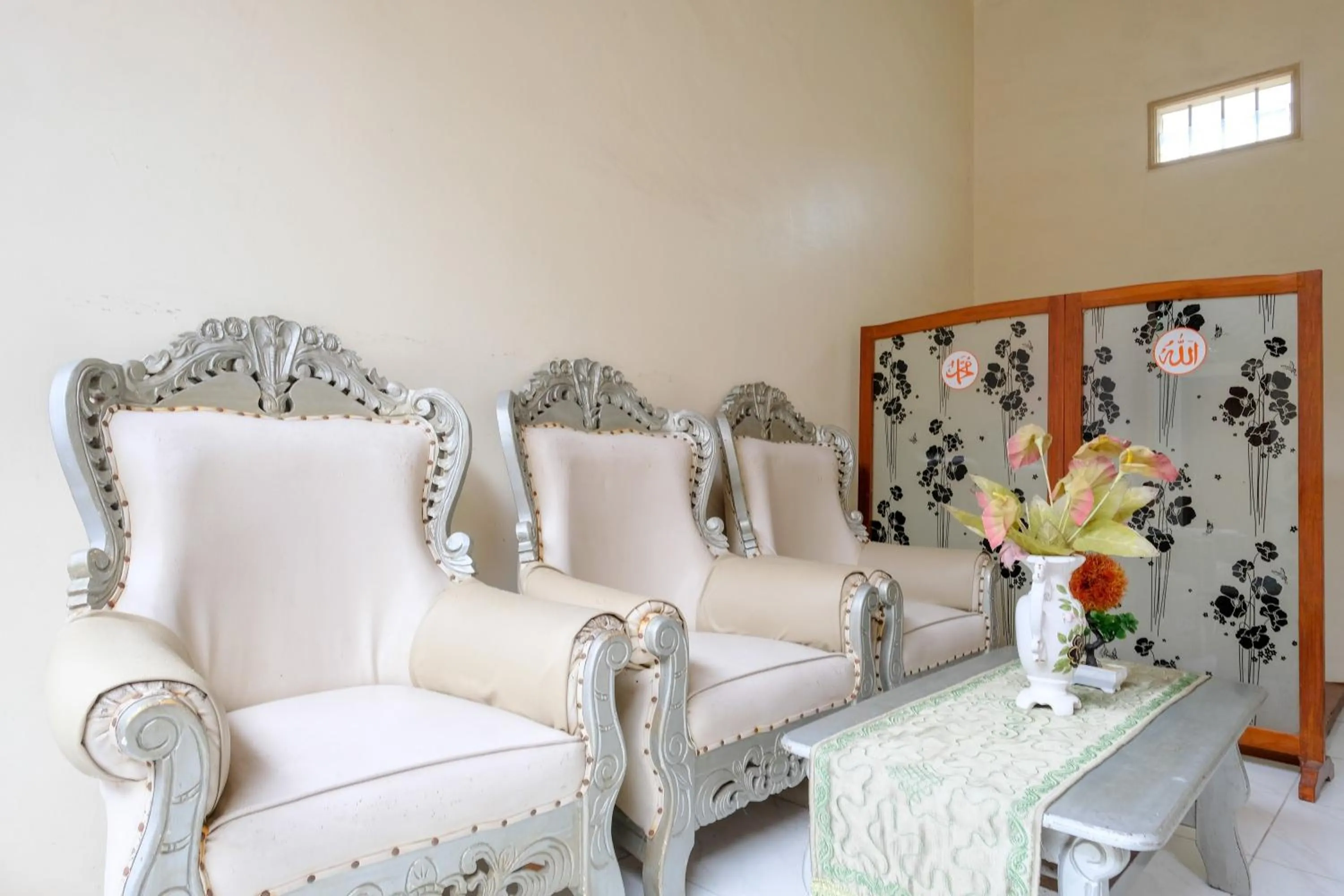 Seating area in RedDoorz at Dewanti Syariah near Stasiun Tulungagung