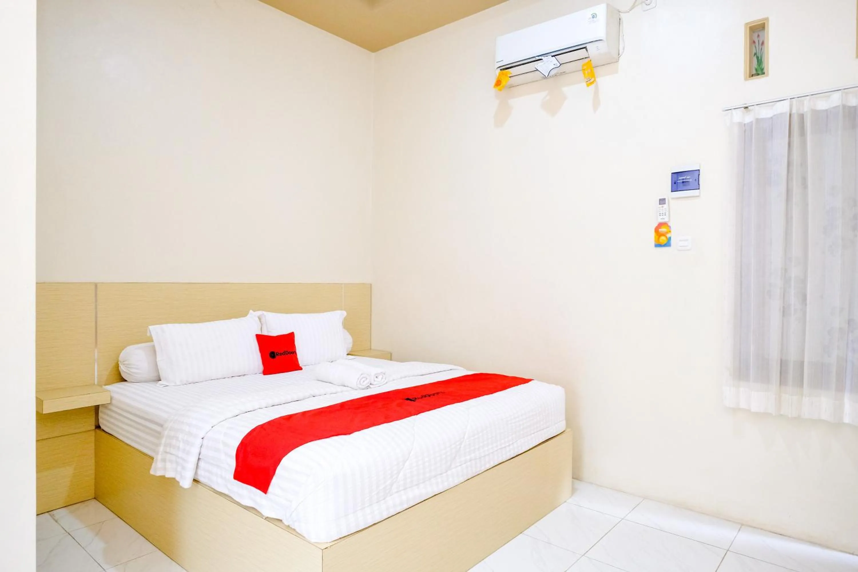 Bedroom, Bed in RedDoorz at Dewanti Syariah near Stasiun Tulungagung