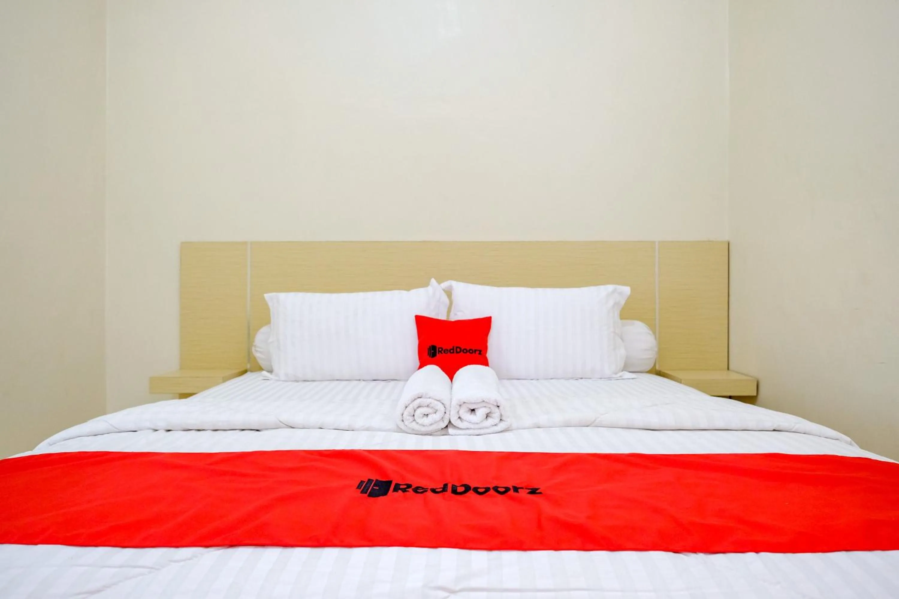 Bedroom, Bed in RedDoorz at Dewanti Syariah near Stasiun Tulungagung