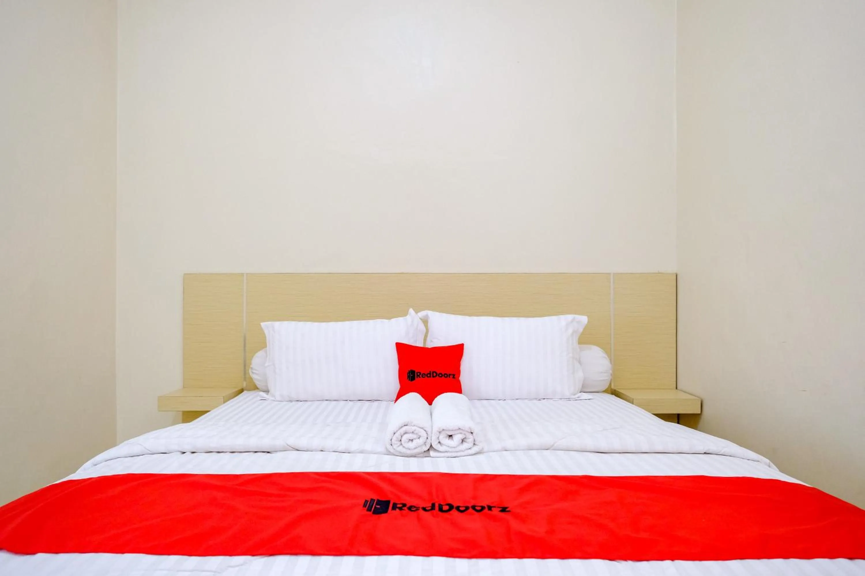 Bedroom, Bed in RedDoorz at Dewanti Syariah near Stasiun Tulungagung