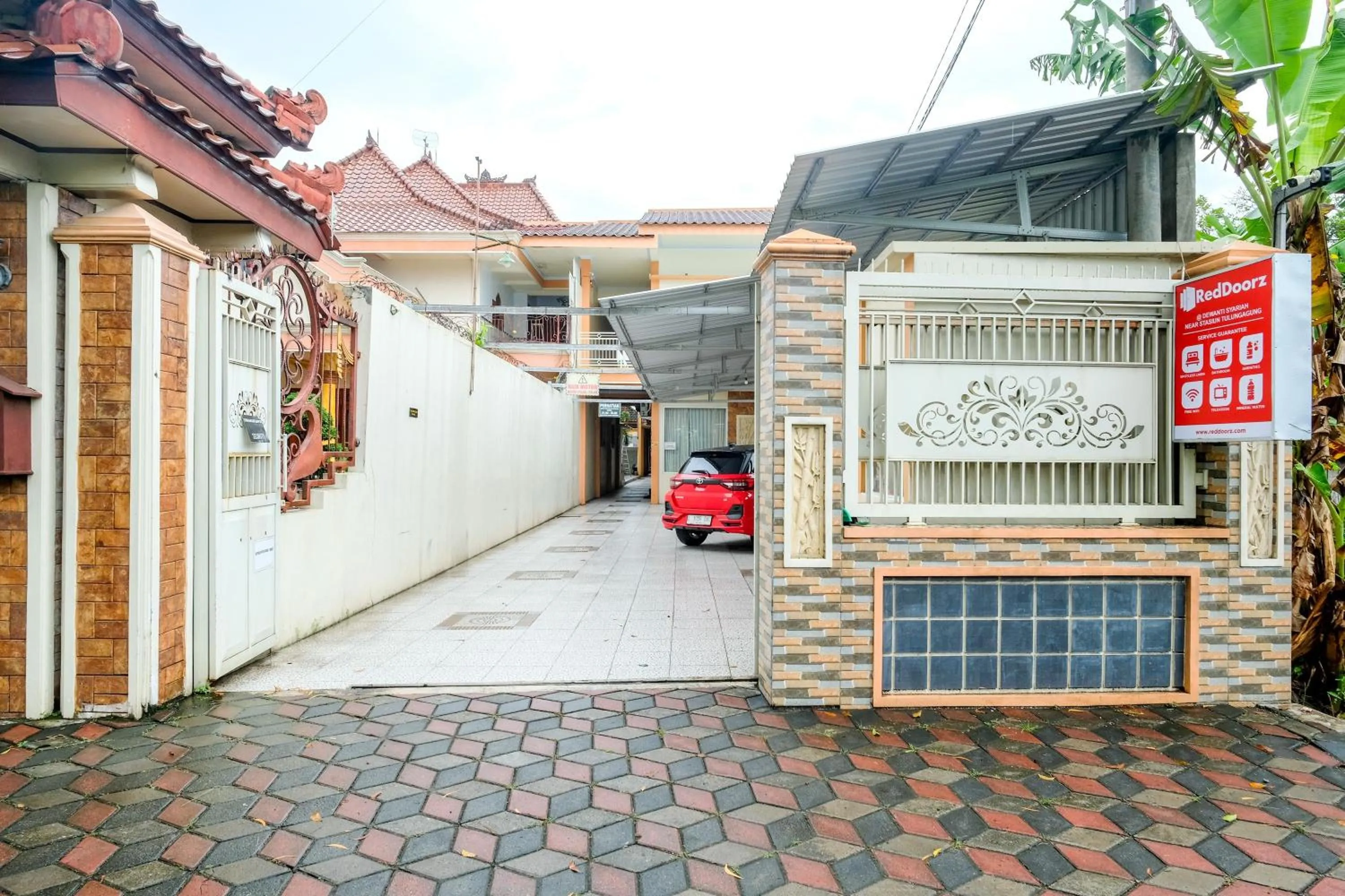 Facade/entrance in RedDoorz at Dewanti Syariah near Stasiun Tulungagung