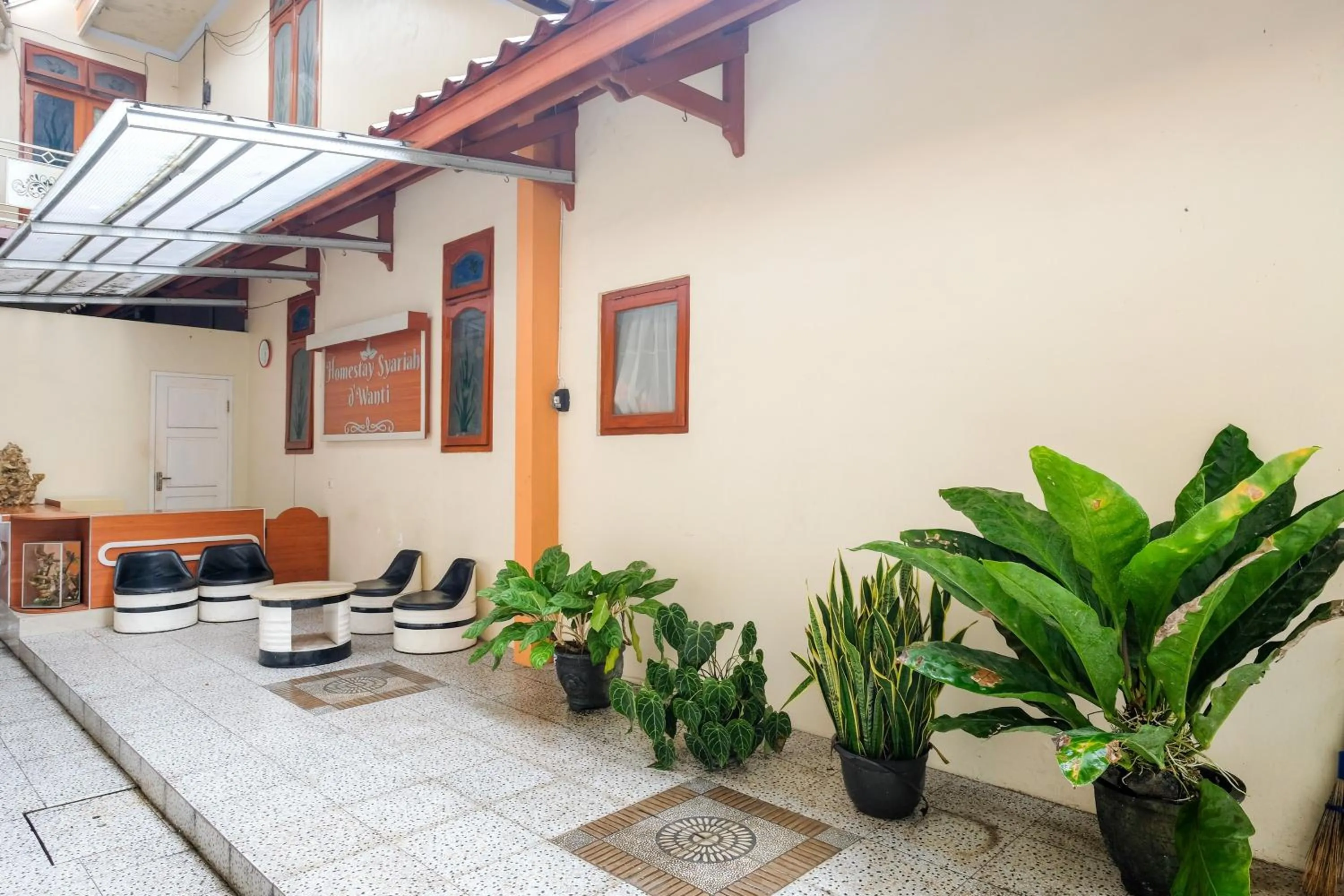 Lobby or reception in RedDoorz at Dewanti Syariah near Stasiun Tulungagung