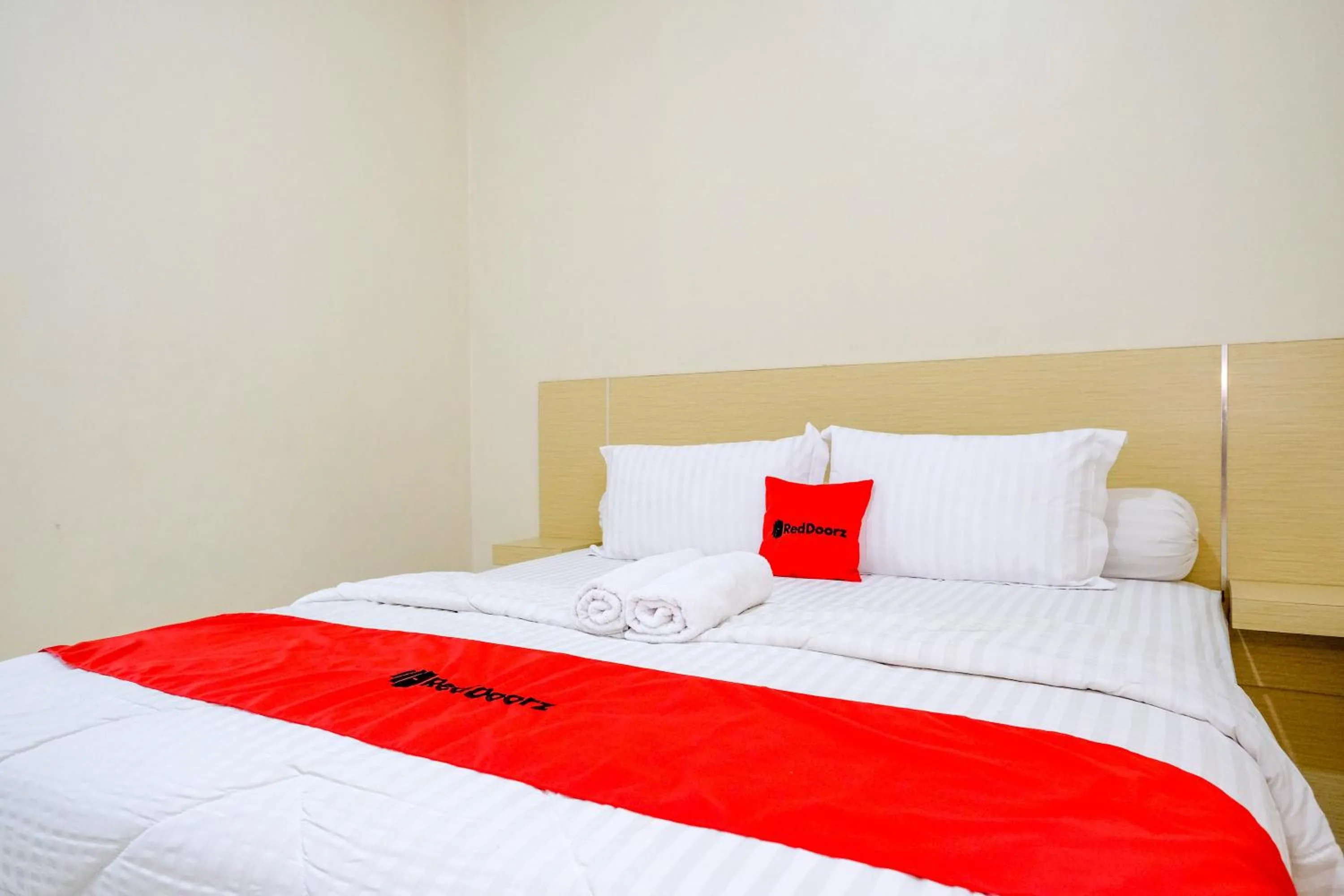 Bedroom, Bed in RedDoorz at Dewanti Syariah near Stasiun Tulungagung