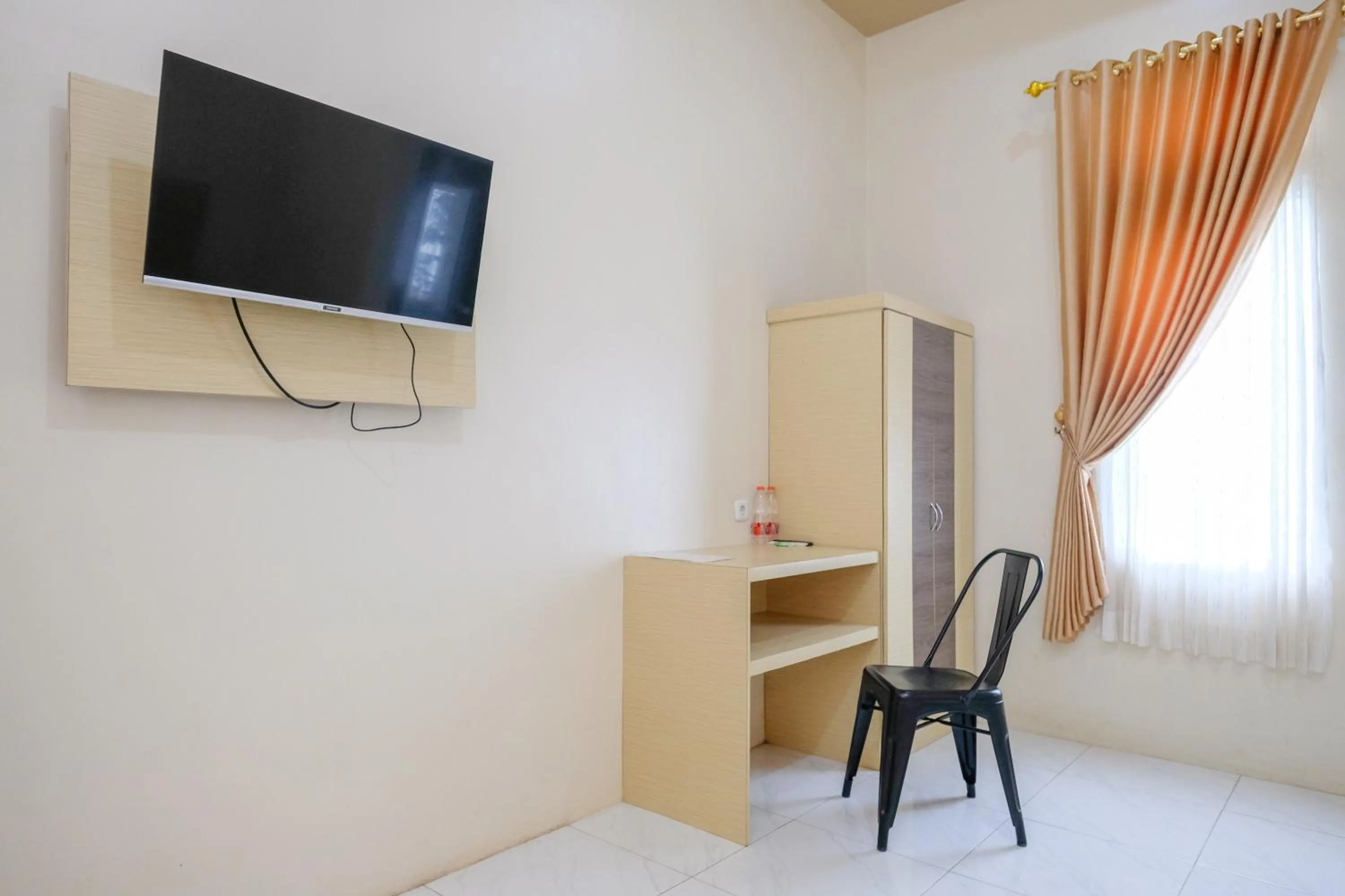 Bedroom in RedDoorz at Dewanti Syariah near Stasiun Tulungagung