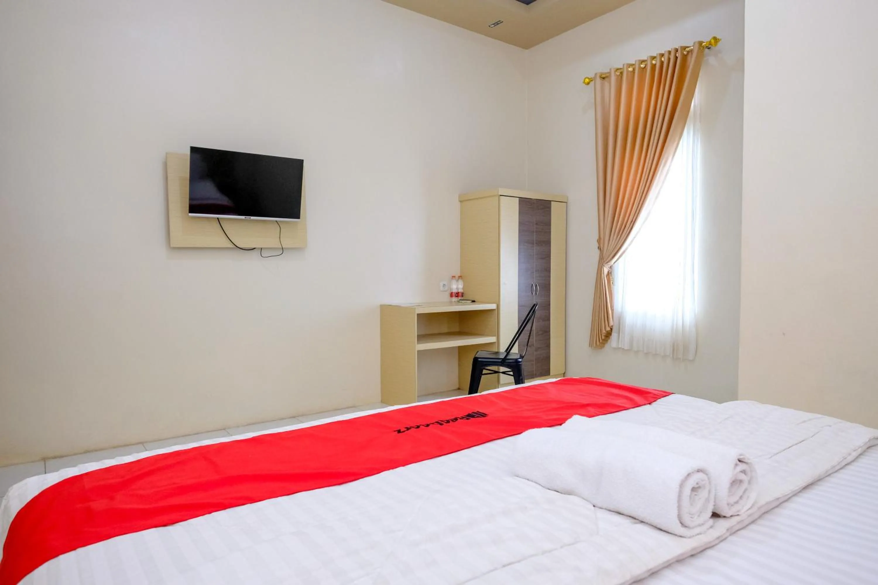 Bedroom, Bed in RedDoorz at Dewanti Syariah near Stasiun Tulungagung