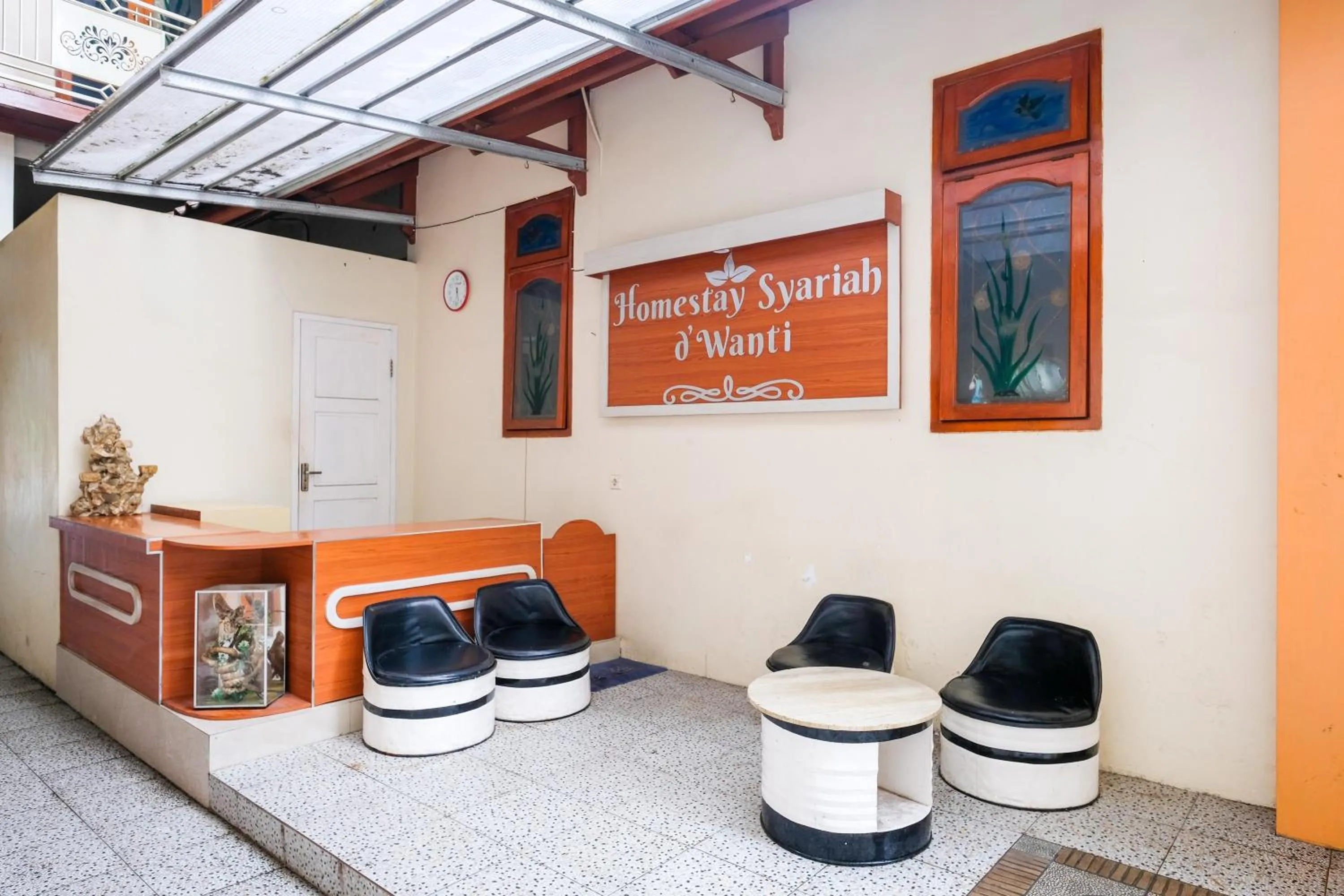 Lobby or reception in RedDoorz at Dewanti Syariah near Stasiun Tulungagung