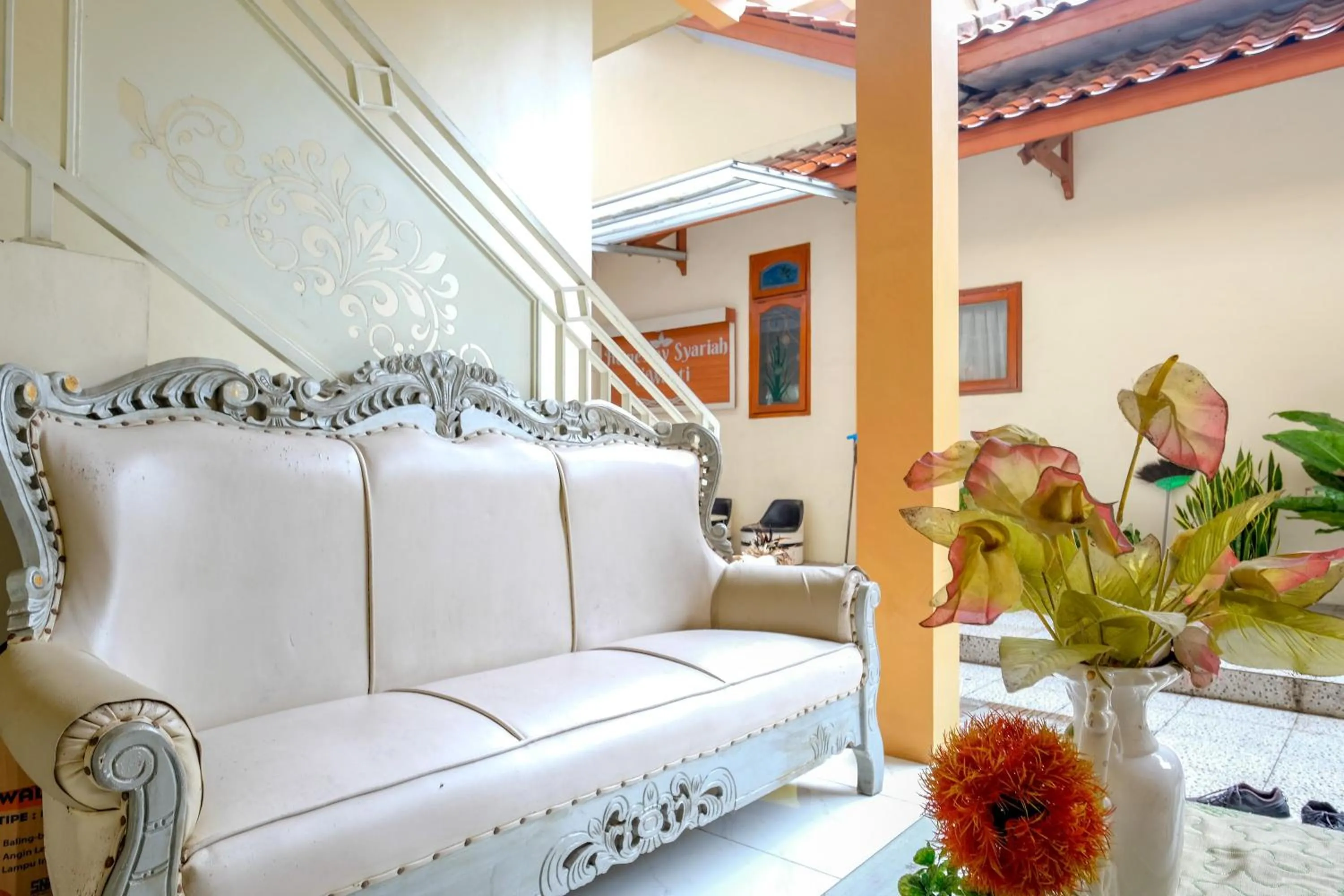 Seating area in RedDoorz at Dewanti Syariah near Stasiun Tulungagung