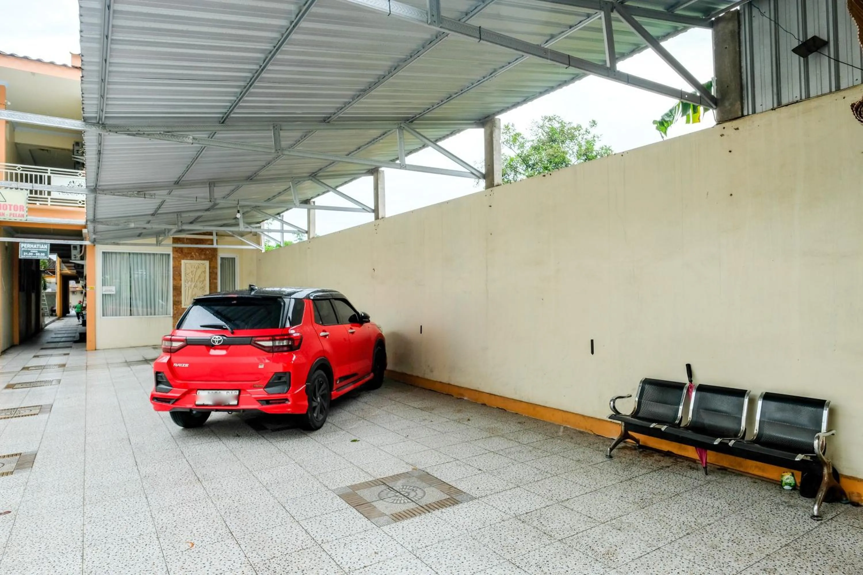 Parking in RedDoorz at Dewanti Syariah near Stasiun Tulungagung