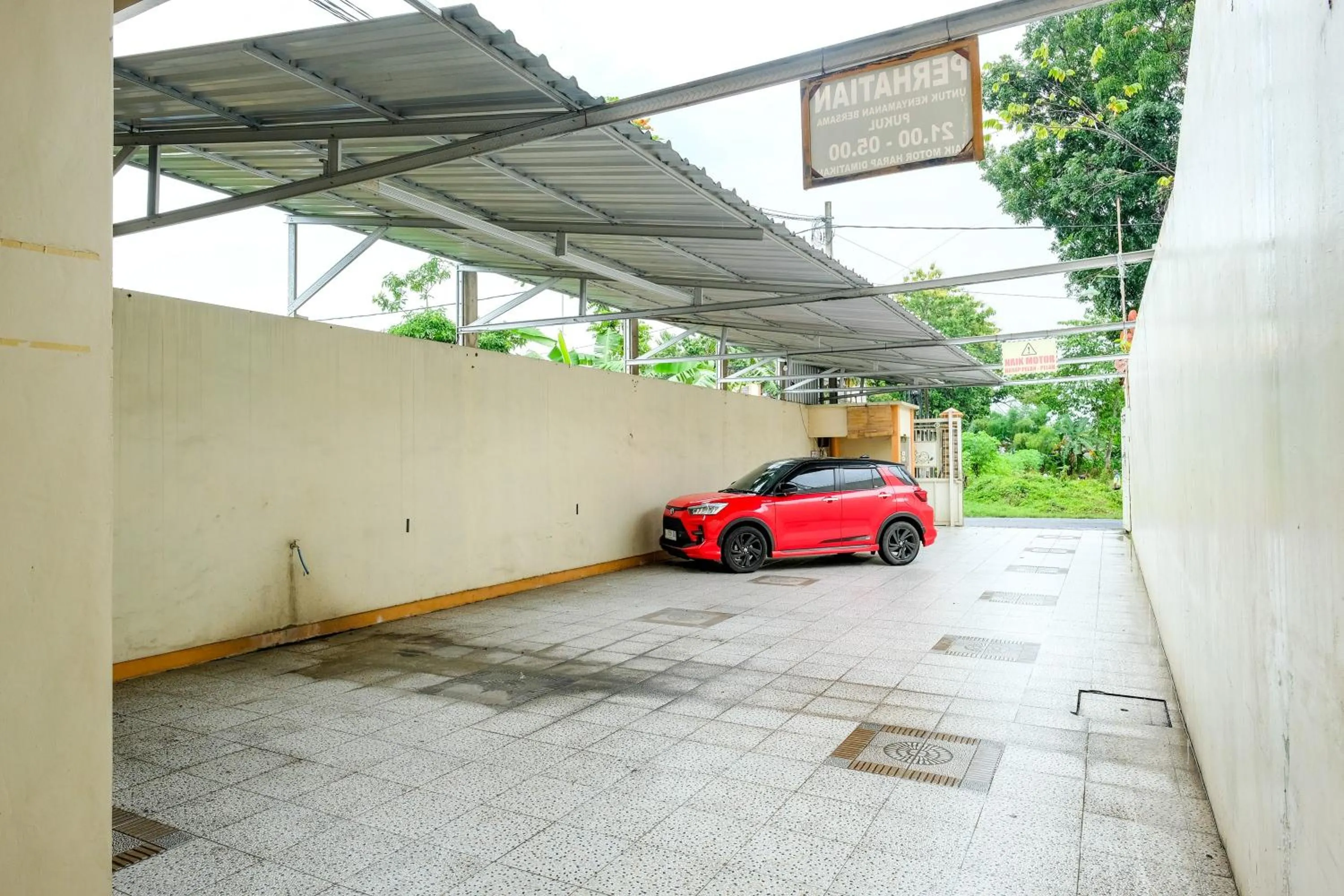 Parking in RedDoorz at Dewanti Syariah near Stasiun Tulungagung