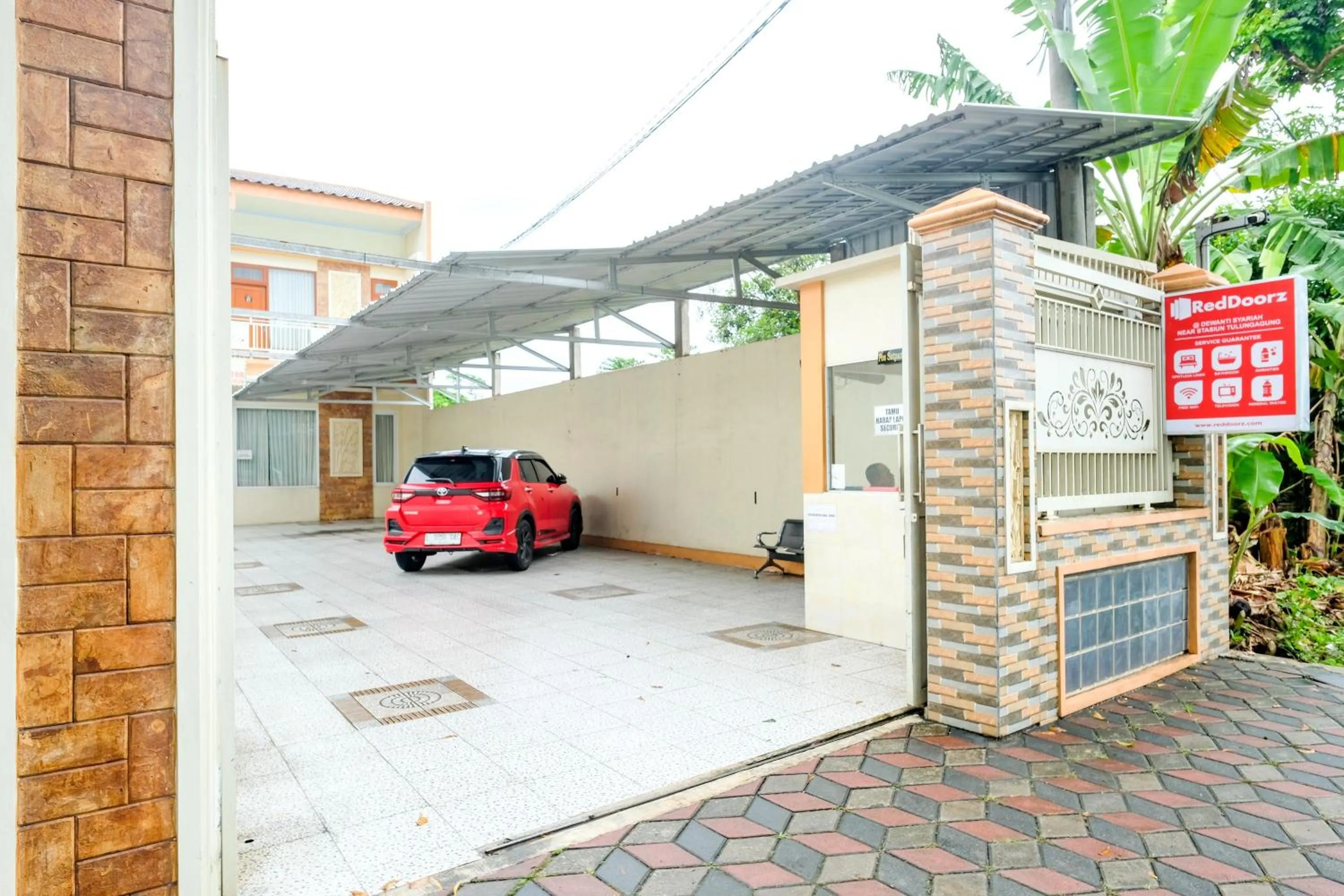 Parking in RedDoorz at Dewanti Syariah near Stasiun Tulungagung