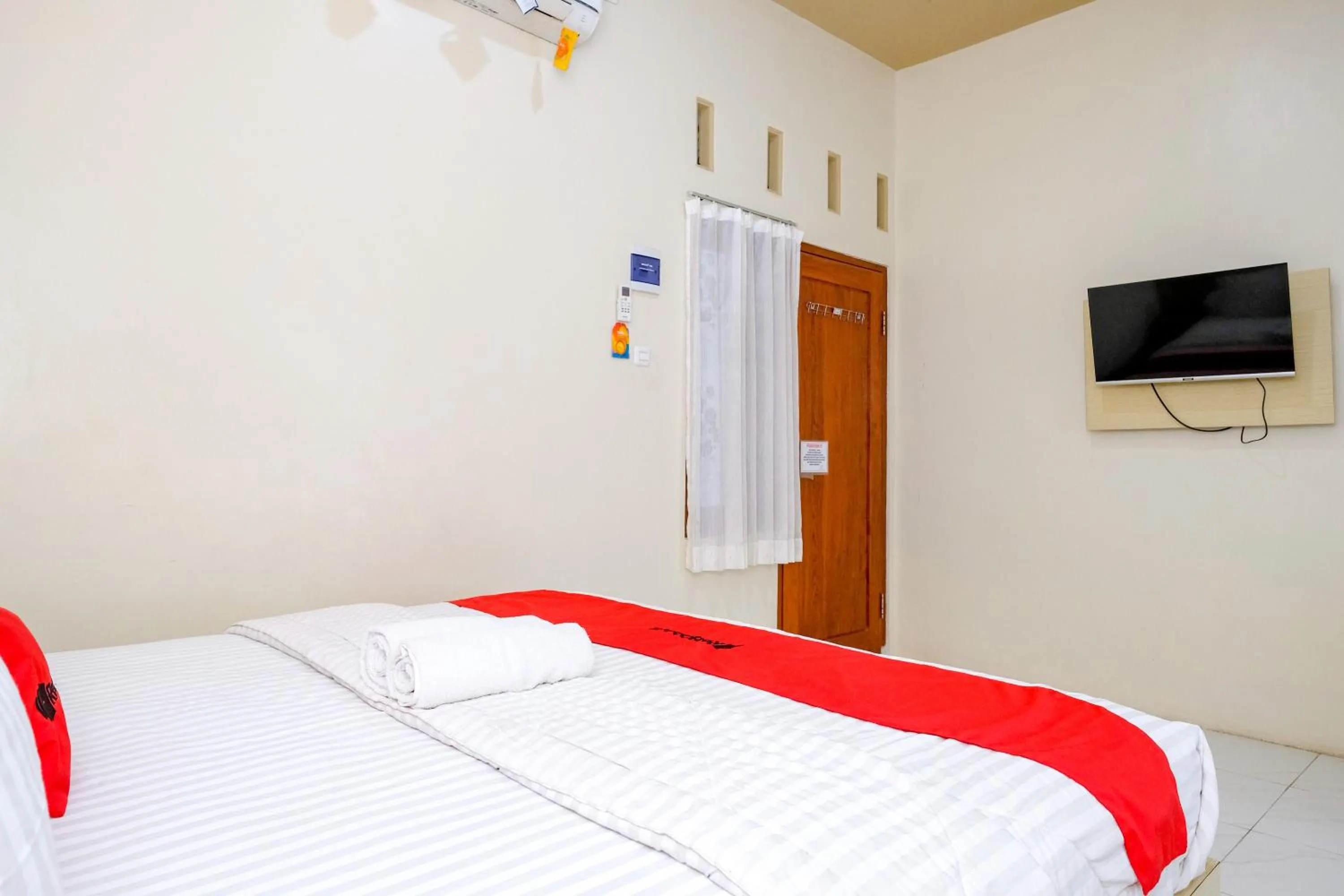 Bedroom, Bed in RedDoorz at Dewanti Syariah near Stasiun Tulungagung