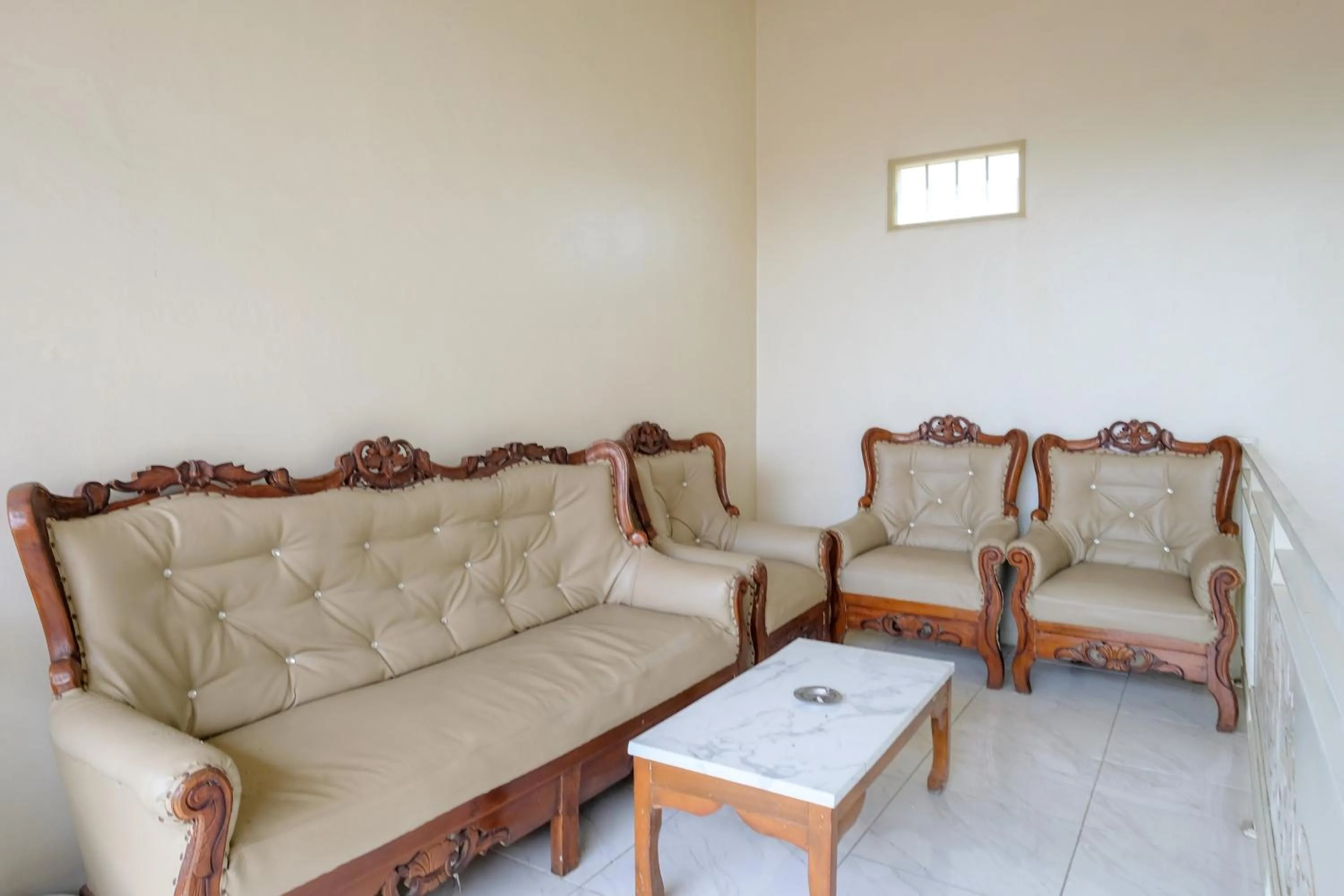 Seating area in RedDoorz at Dewanti Syariah near Stasiun Tulungagung