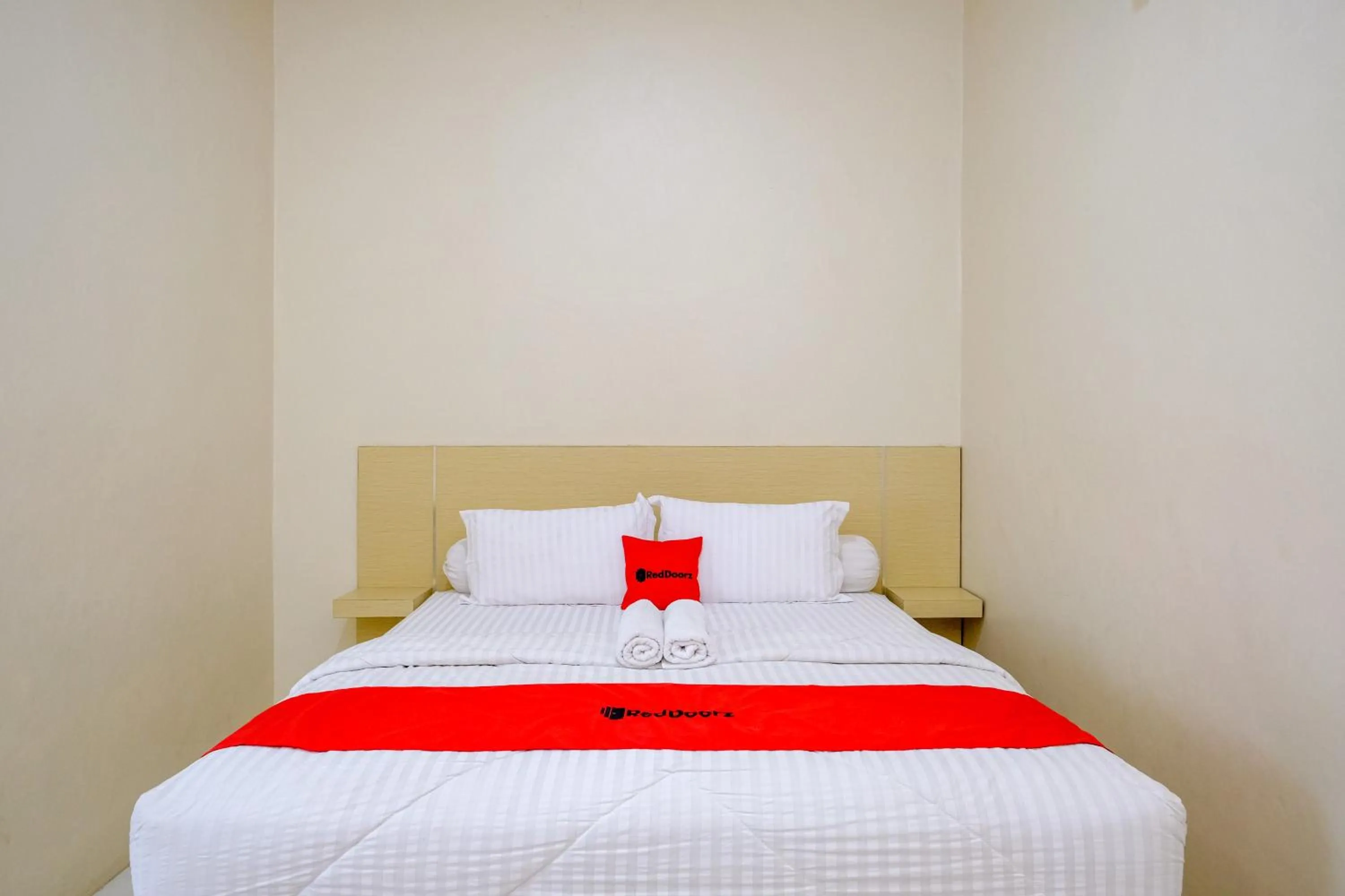 Bedroom, Bed in RedDoorz at Dewanti Syariah near Stasiun Tulungagung