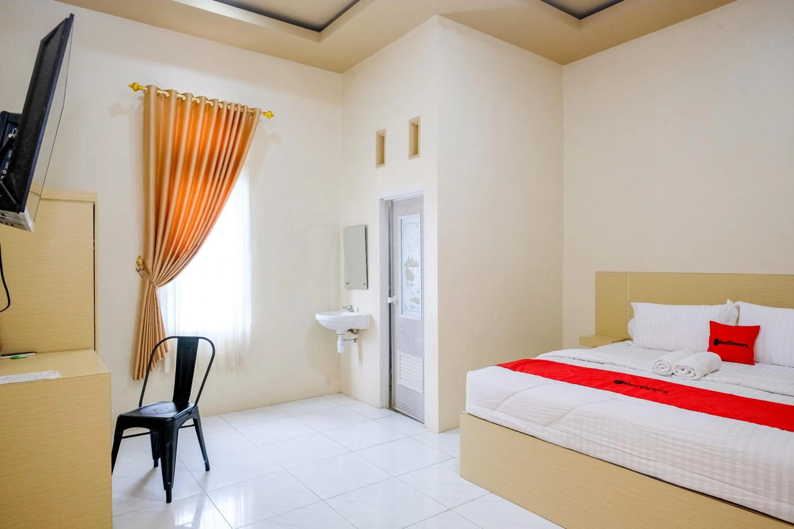 Bedroom, Bed in RedDoorz at Dewanti Syariah near Stasiun Tulungagung