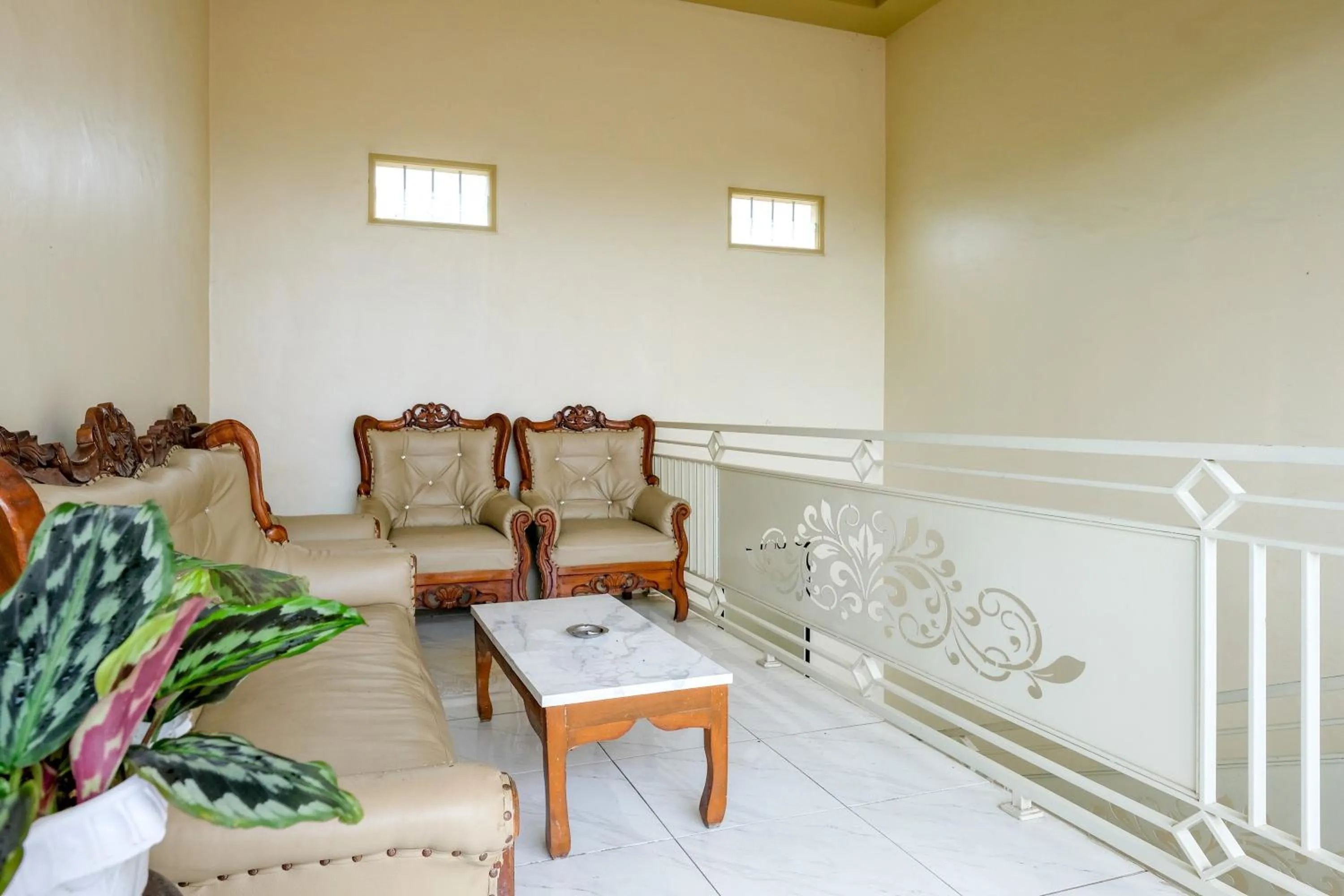 Seating area in RedDoorz at Dewanti Syariah near Stasiun Tulungagung
