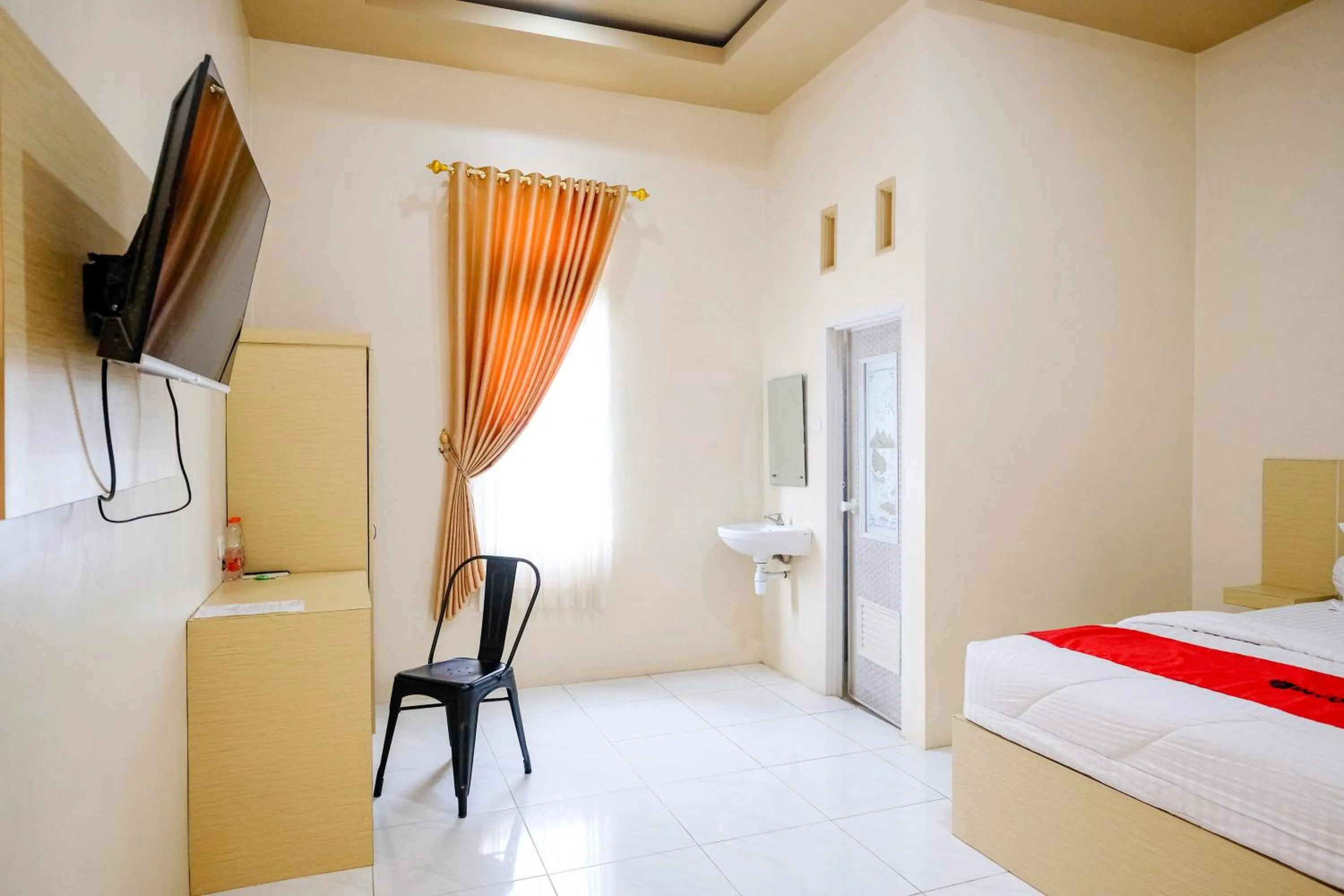 Bedroom, Bed in RedDoorz at Dewanti Syariah near Stasiun Tulungagung