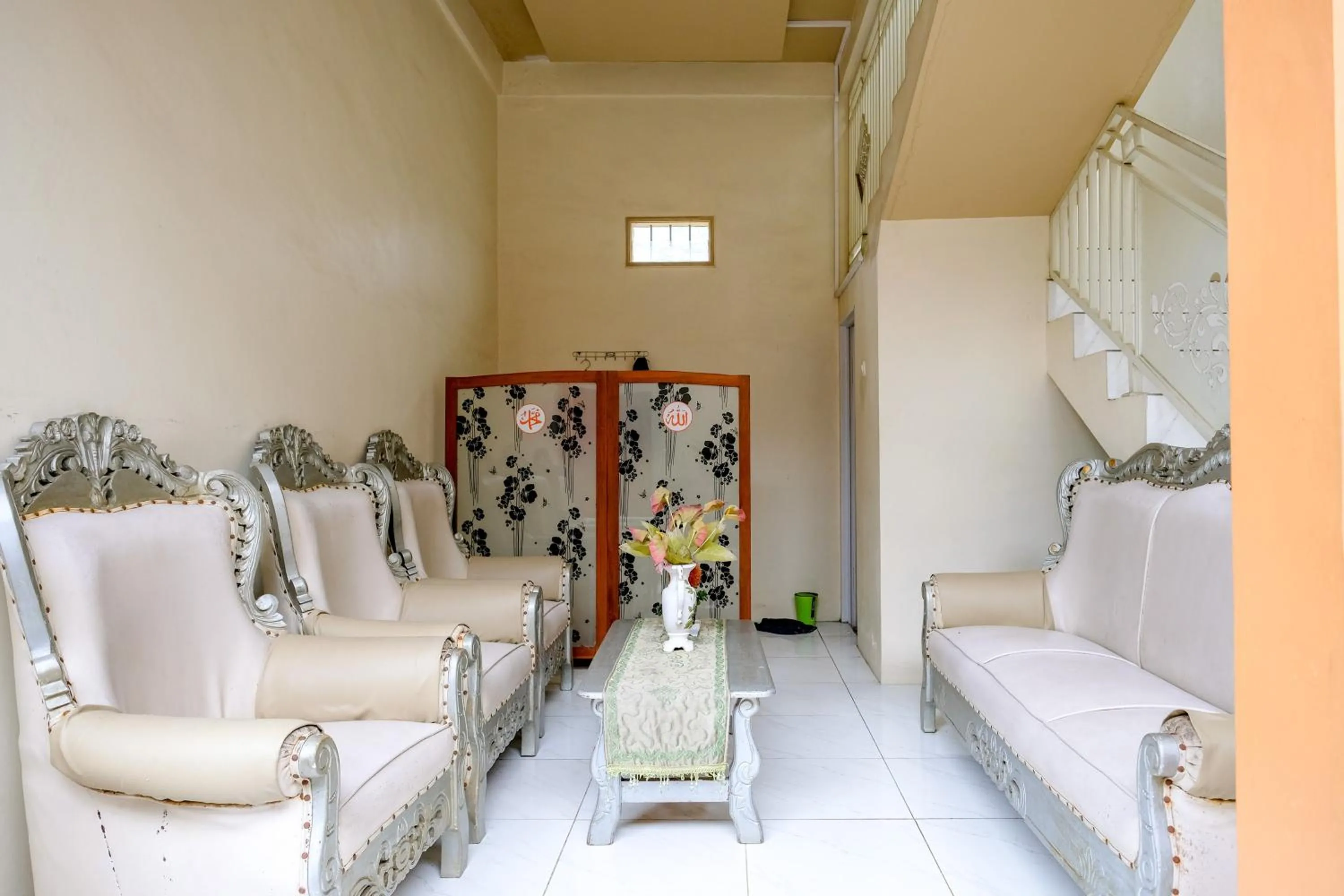 Seating area in RedDoorz at Dewanti Syariah near Stasiun Tulungagung