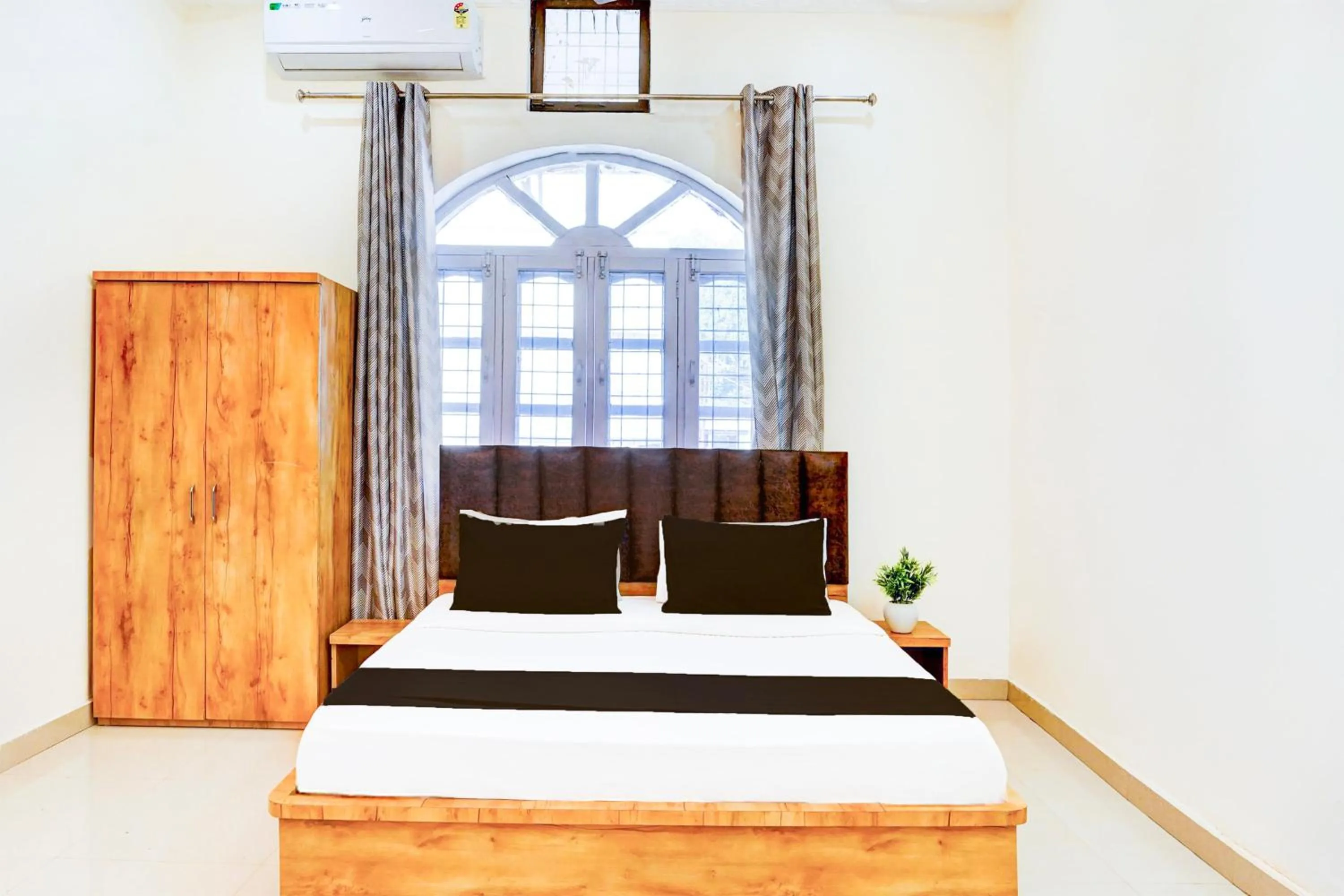 Bedroom in Hotel O Sudhowala Near Nanda ki Chowk